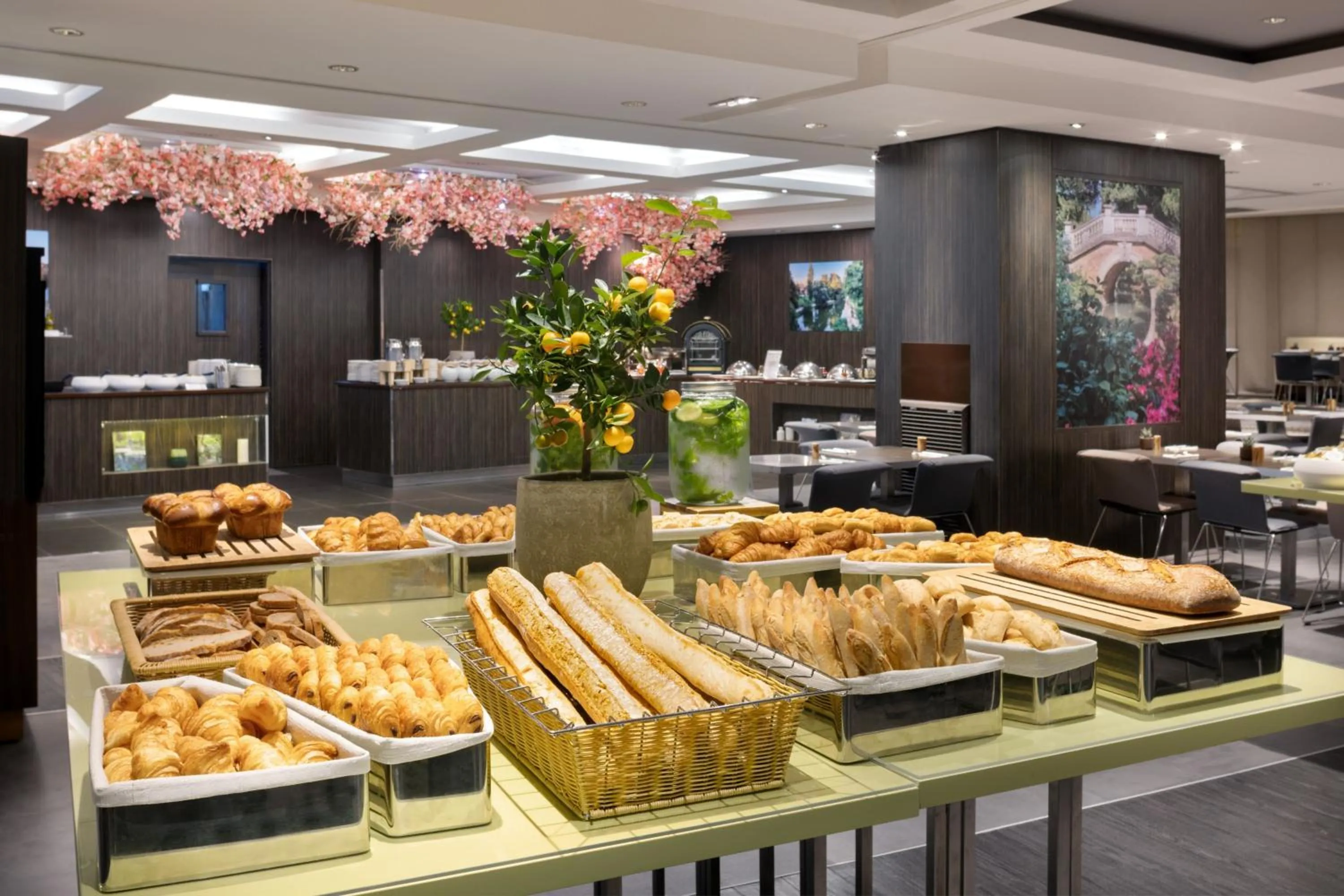 Breakfast in Le Méridien Paris Arc De Triomphe