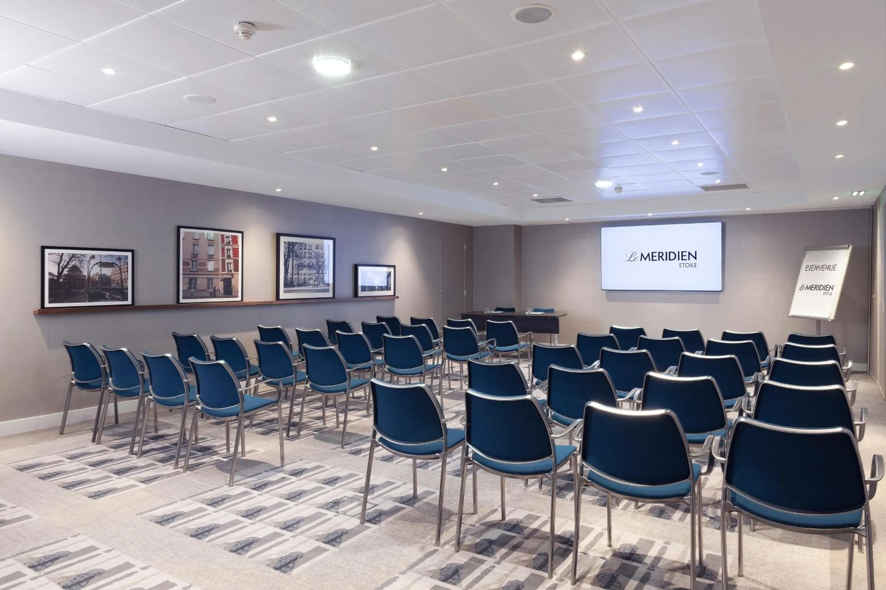 Entertainment in Le Méridien Paris Arc De Triomphe