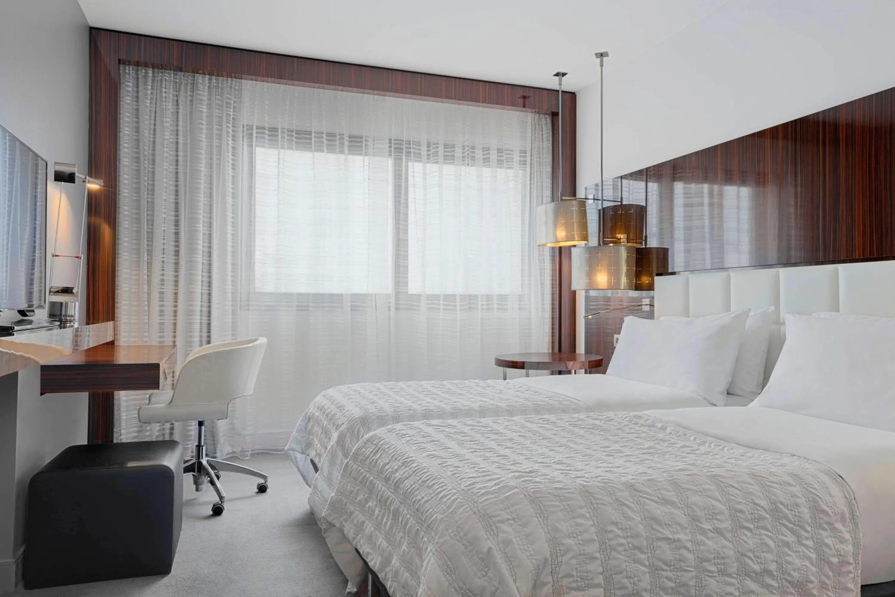 Photo of the whole room, Bed in Le Méridien Paris Arc De Triomphe