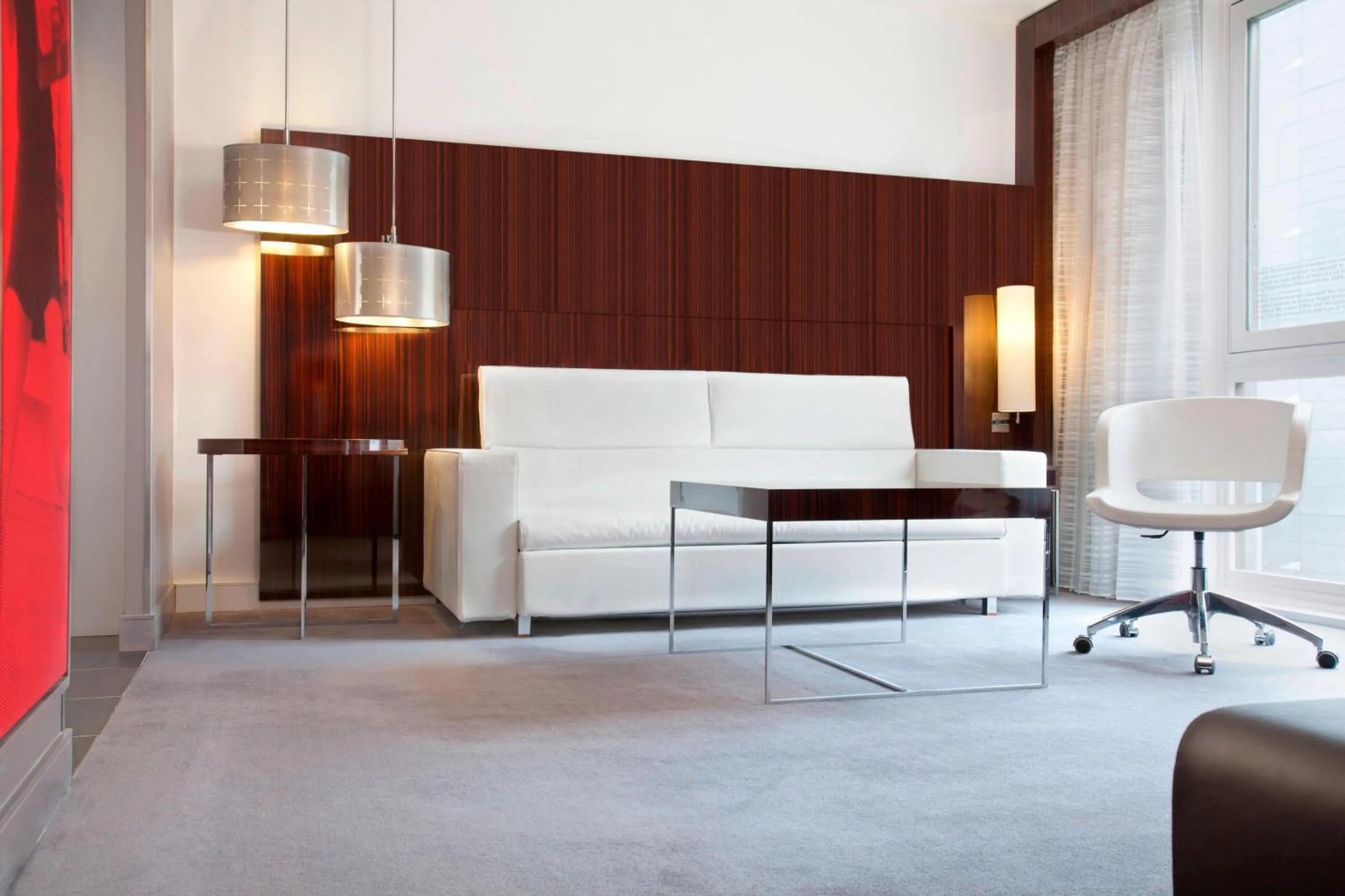 Photo of the whole room in Le Méridien Paris Arc De Triomphe