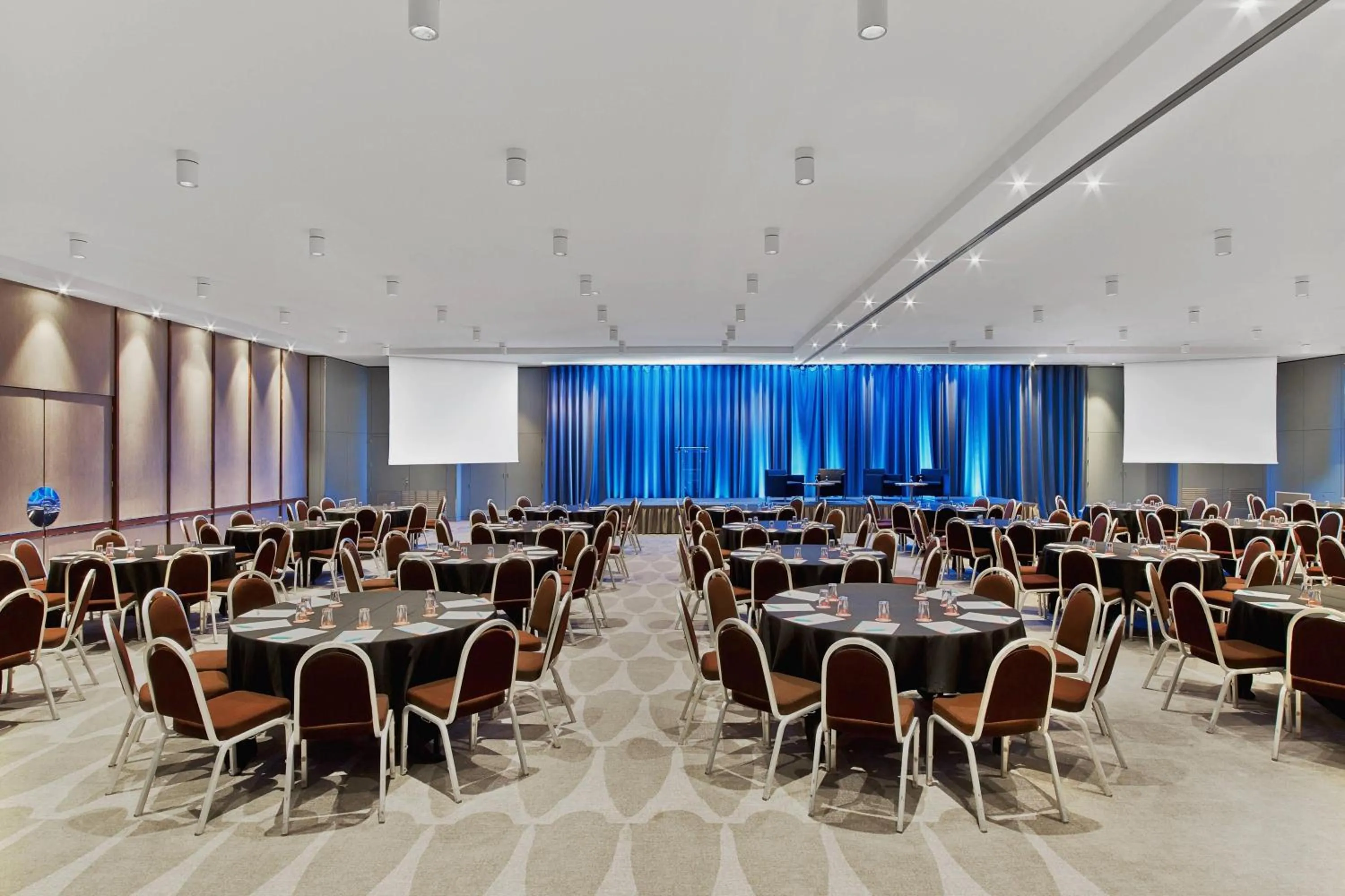 Lounge or bar in Le Méridien Paris Arc De Triomphe