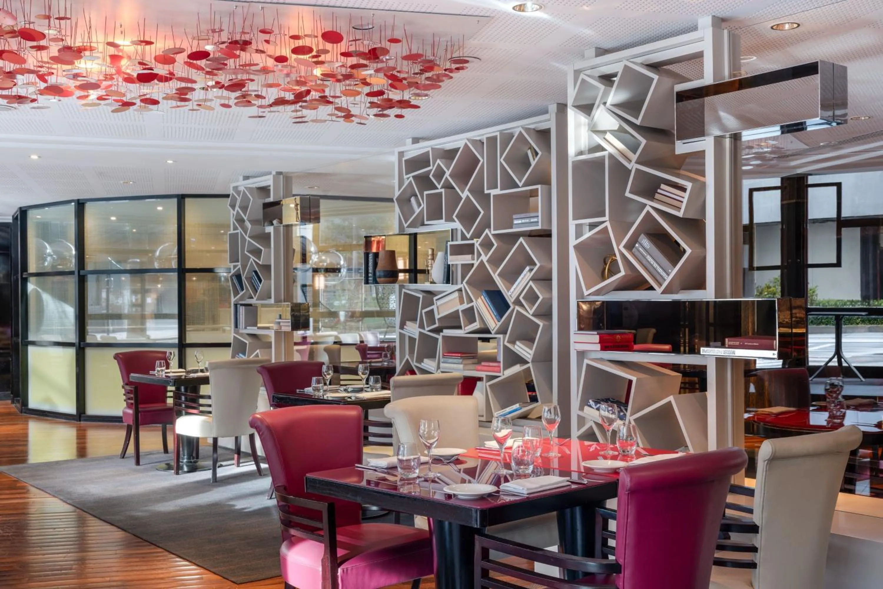 Restaurant/places to eat in Le Méridien Paris Arc De Triomphe