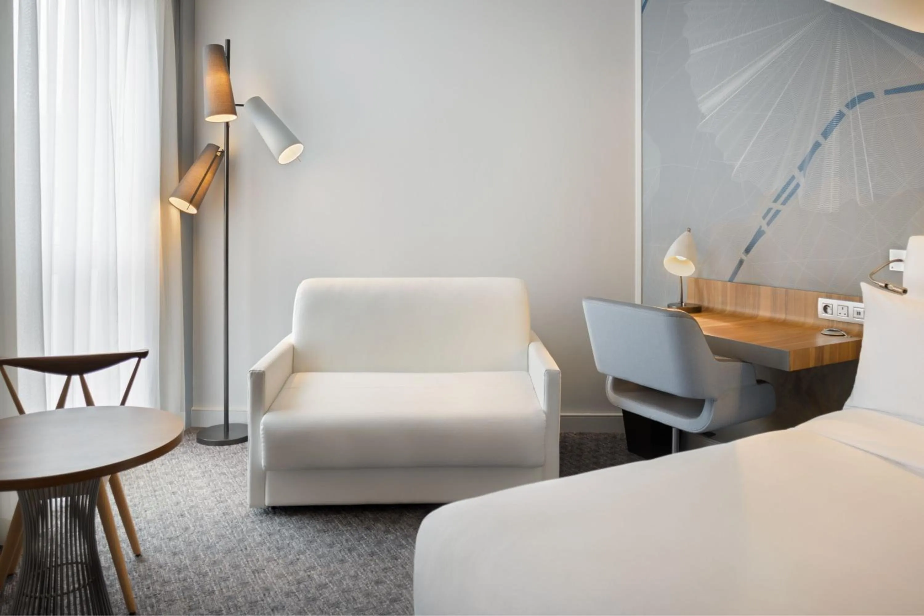 Photo of the whole room, Bed in Le Méridien Paris Arc De Triomphe