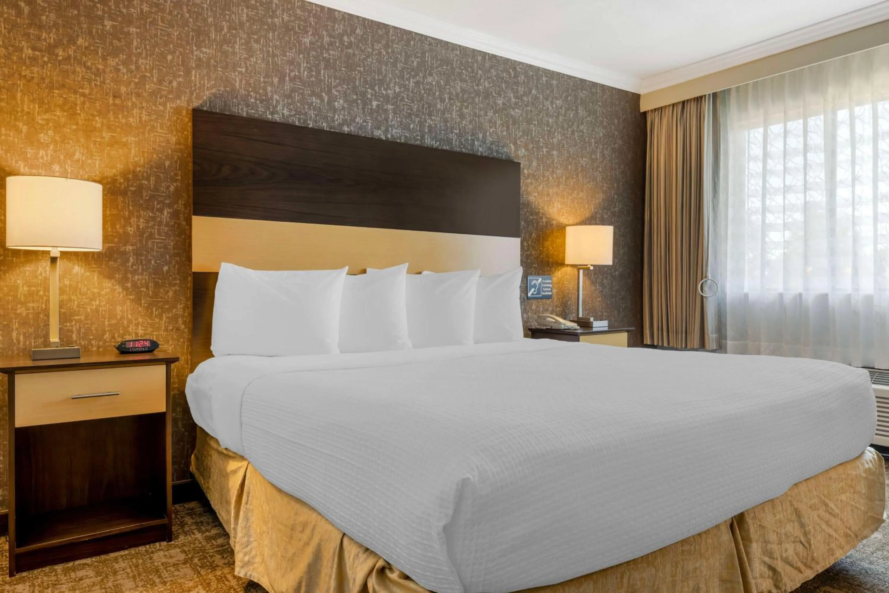 Bedroom, Bed in Best Western Los Angeles Worldport Hotel