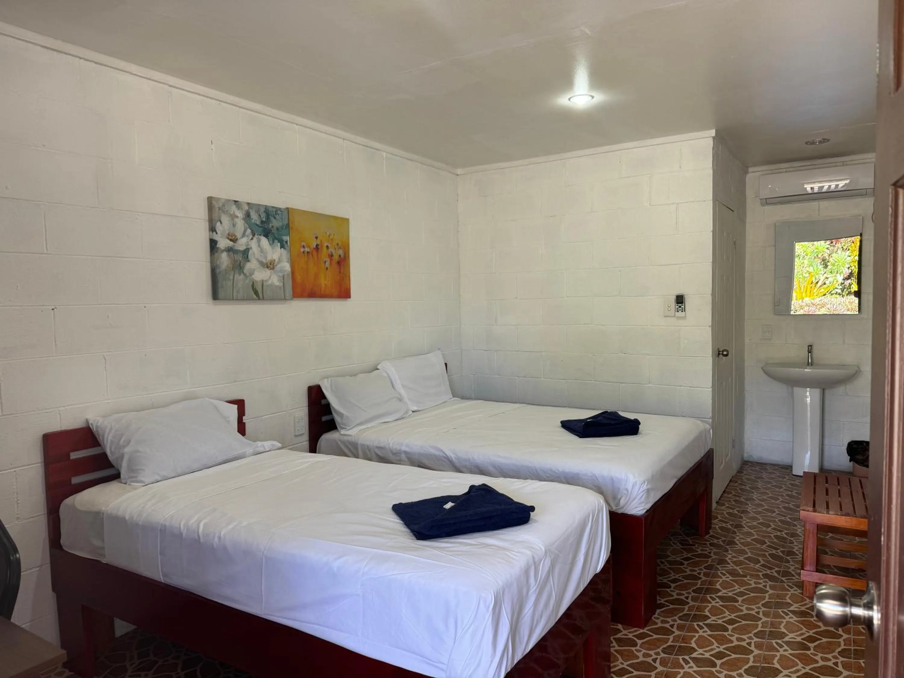 air conditioner, Bed in Transit Motel