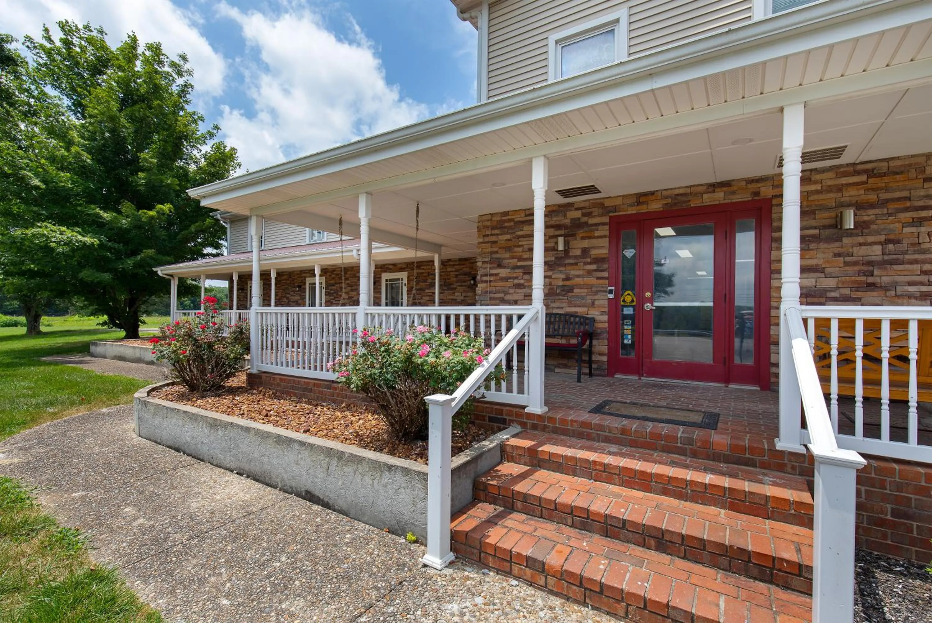 Property building in Four Seasons Country Inn