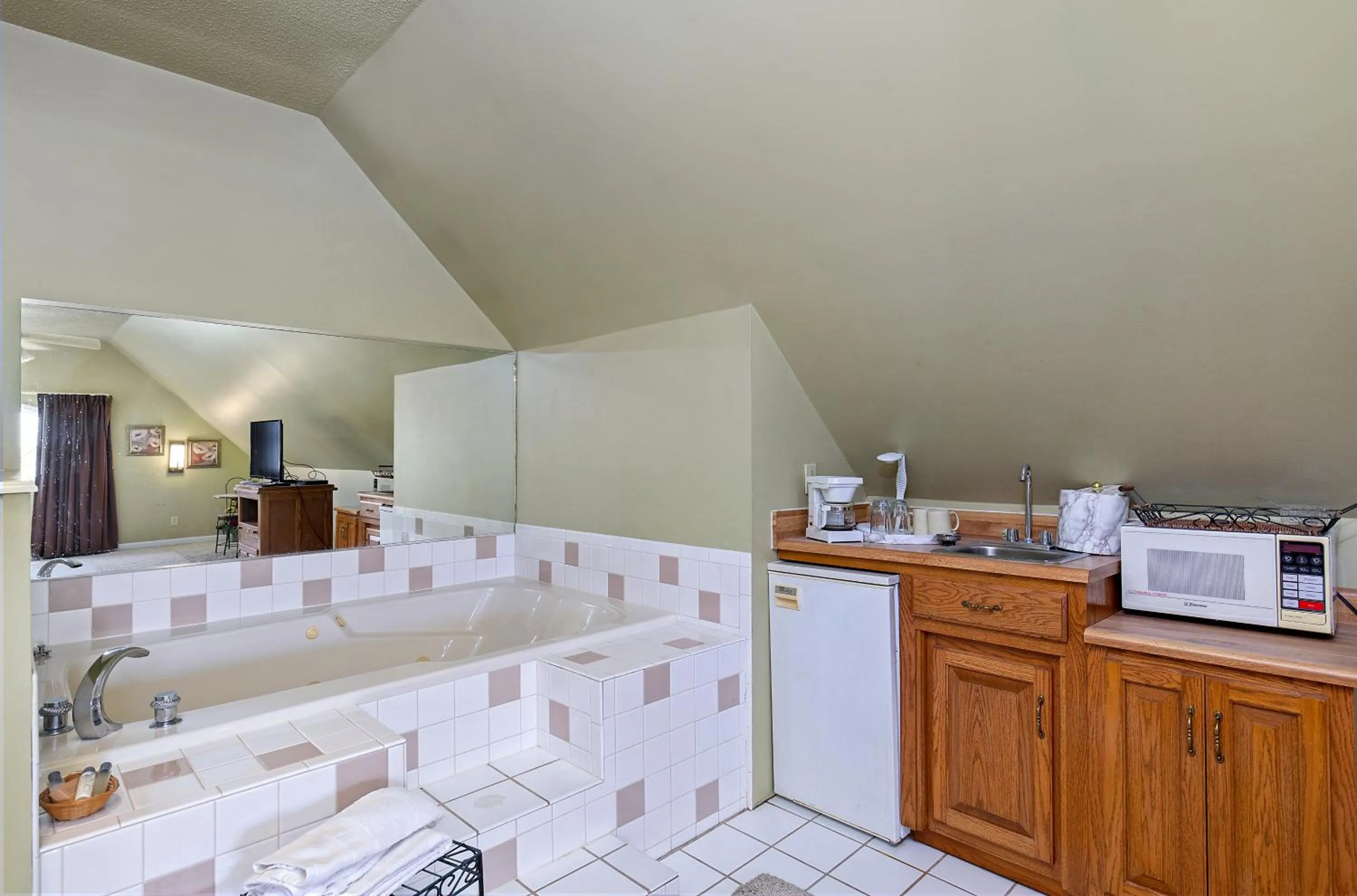 Bath in Four Seasons Country Inn