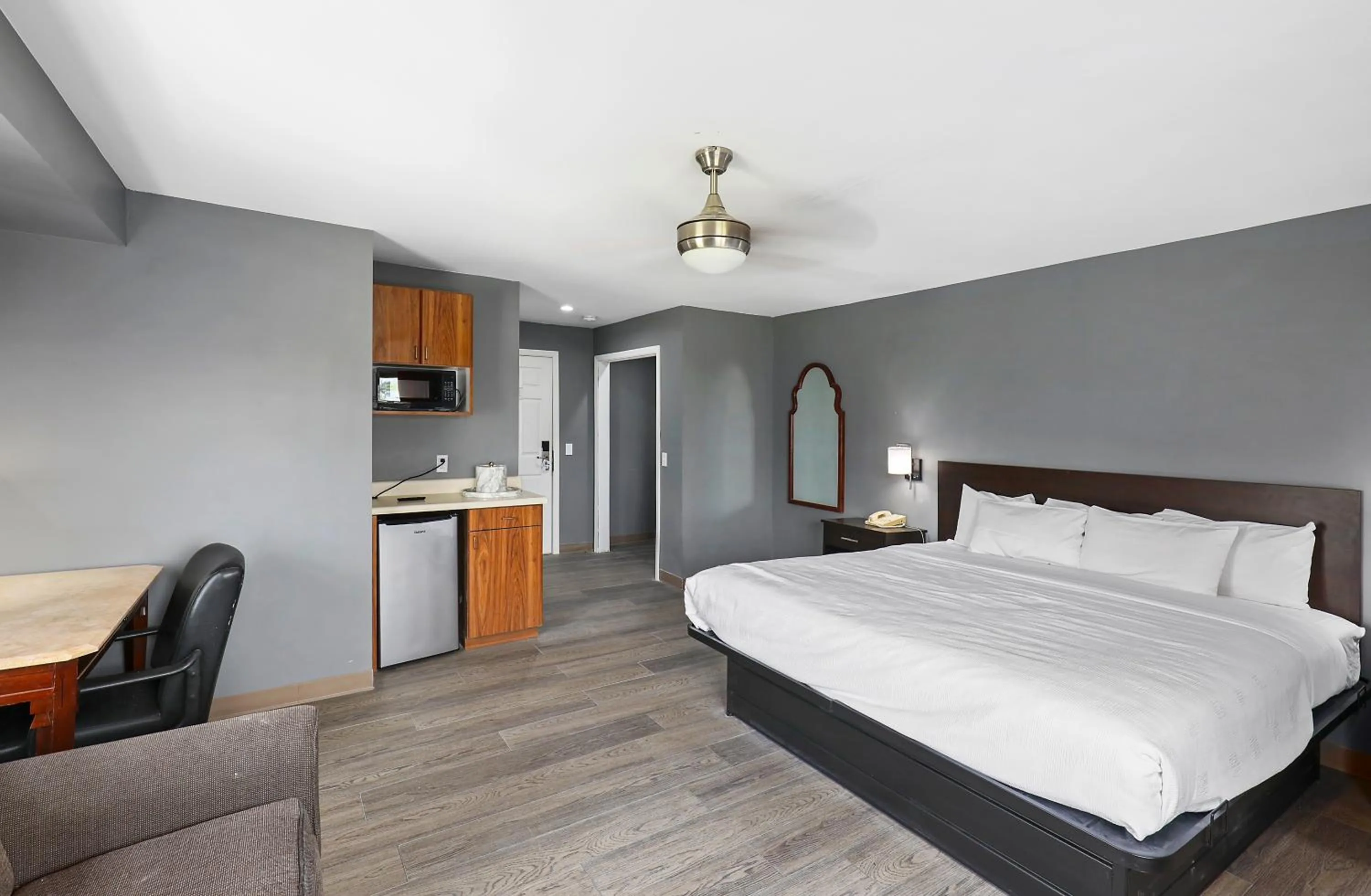 Bed in Four Seasons Country Inn