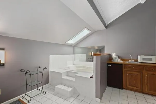 Hot Tub in Four Seasons Country Inn