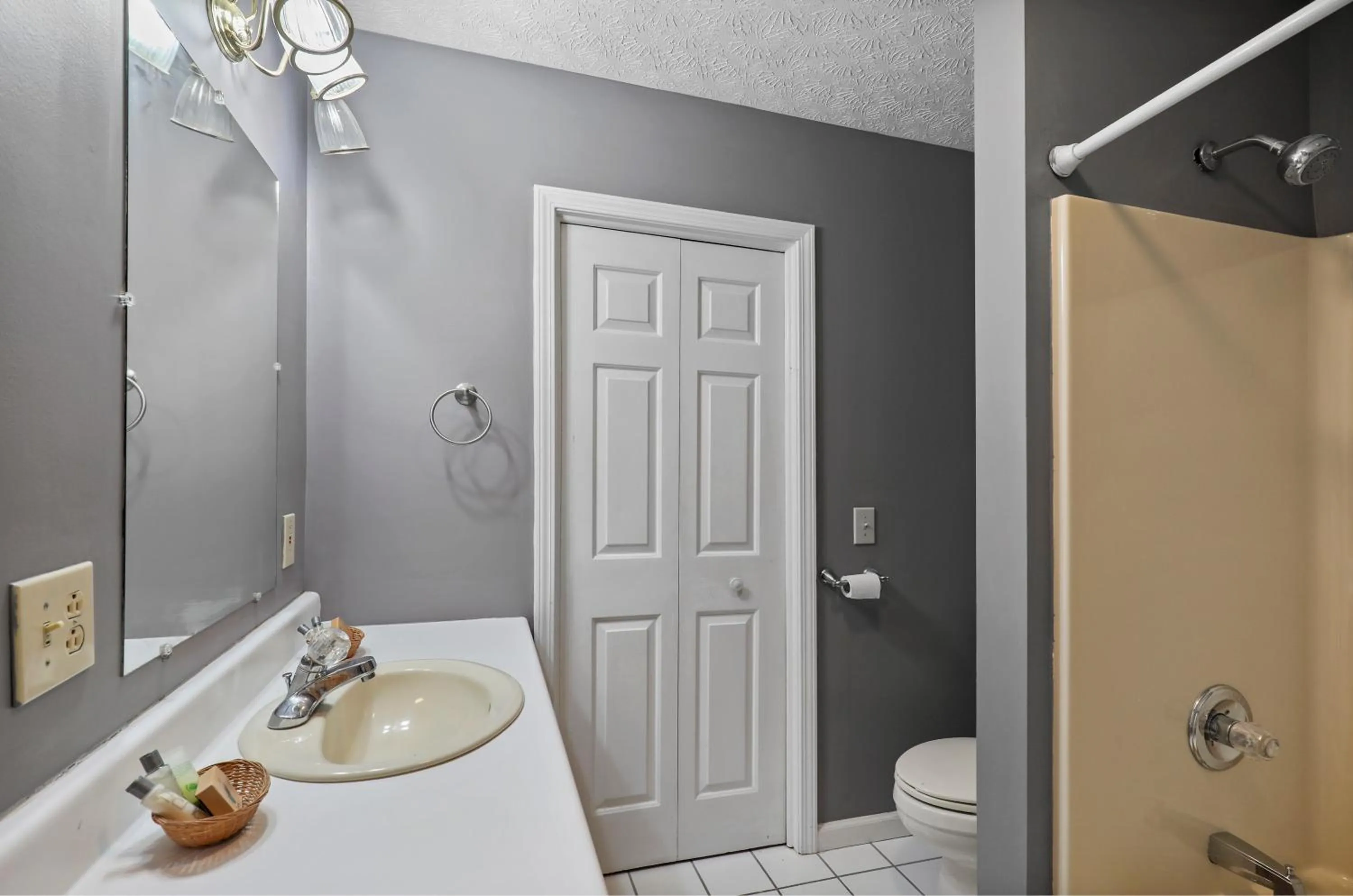 Shower in Four Seasons Country Inn