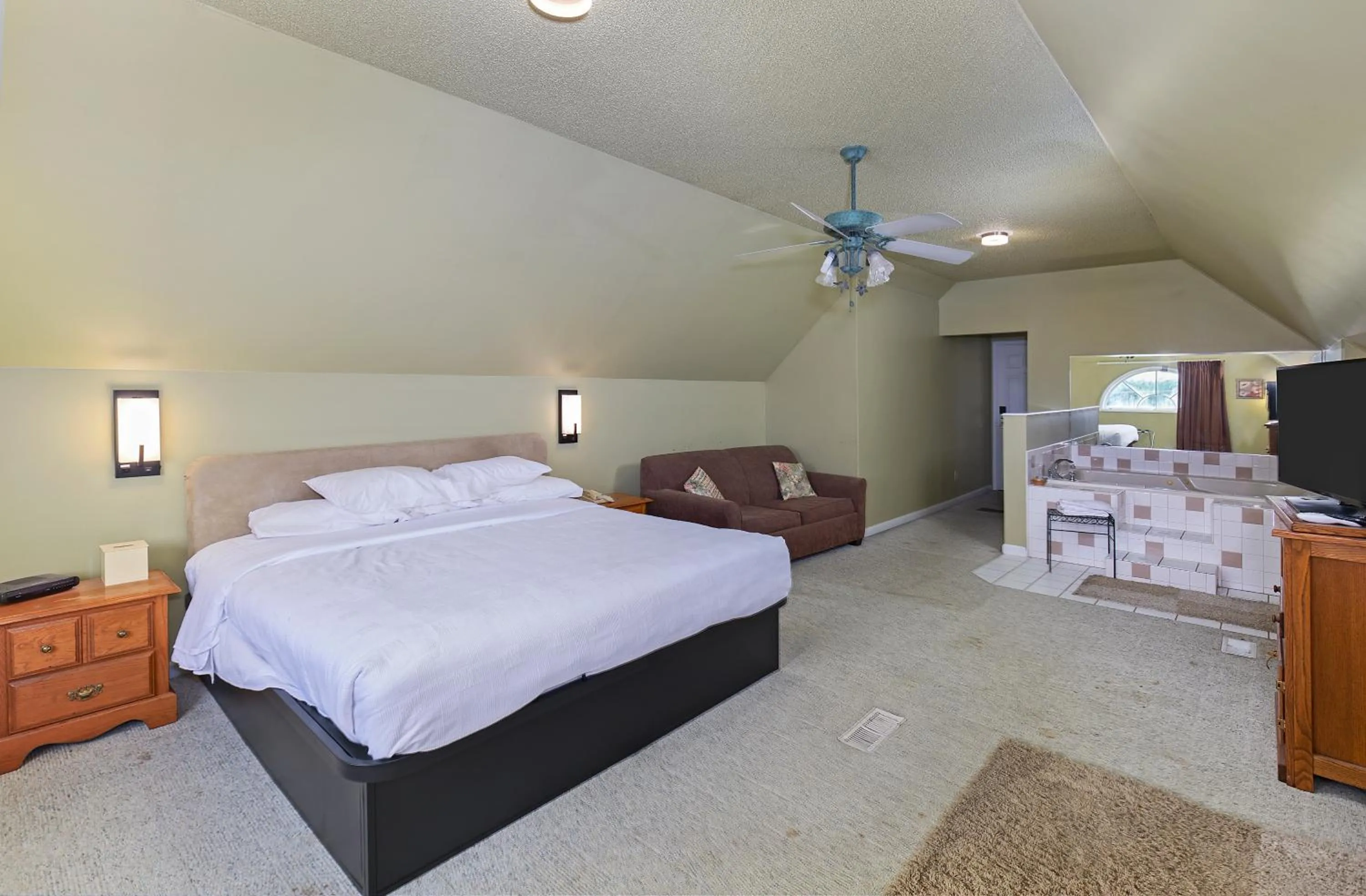 Photo of the whole room, Bed in Four Seasons Country Inn