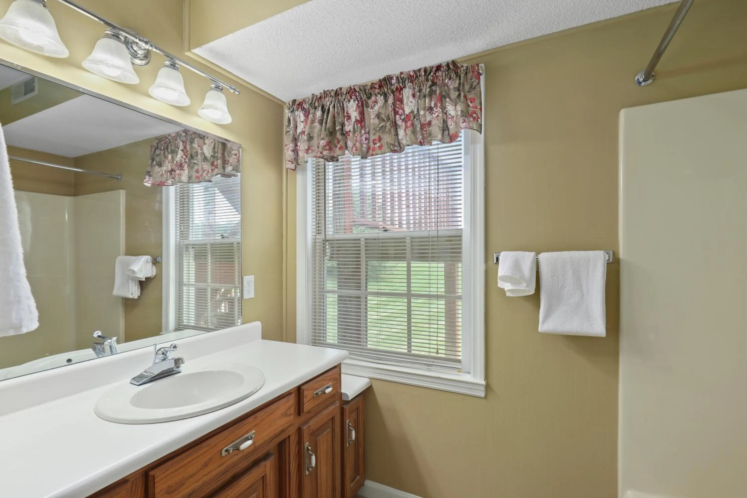 Bathroom in Four Seasons Country Inn