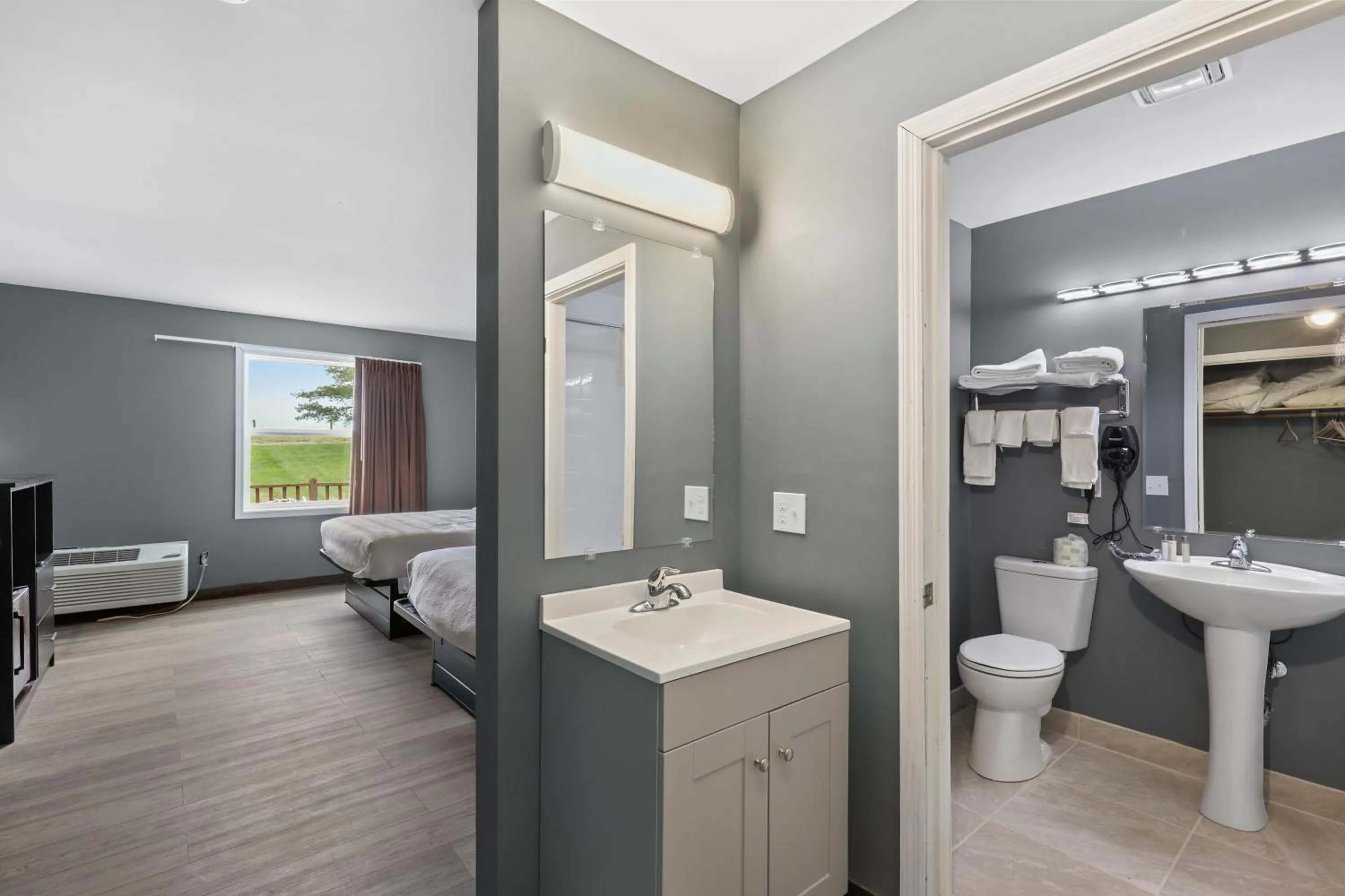 Bedroom, Bed in Four Seasons Country Inn