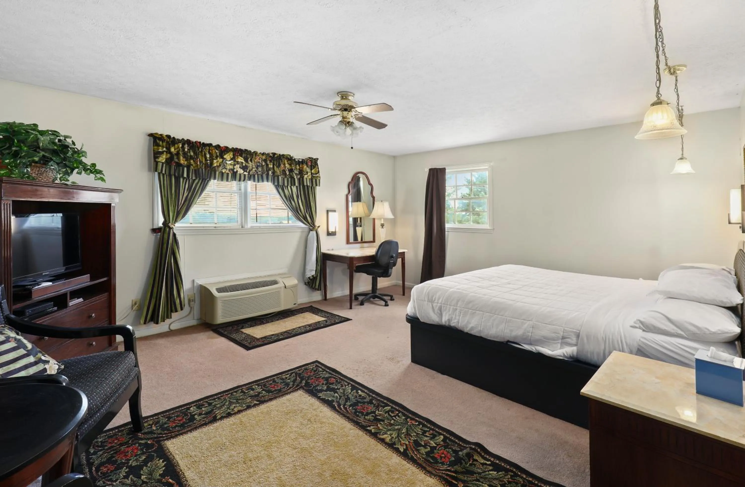 Photo of the whole room, Bed in Four Seasons Country Inn