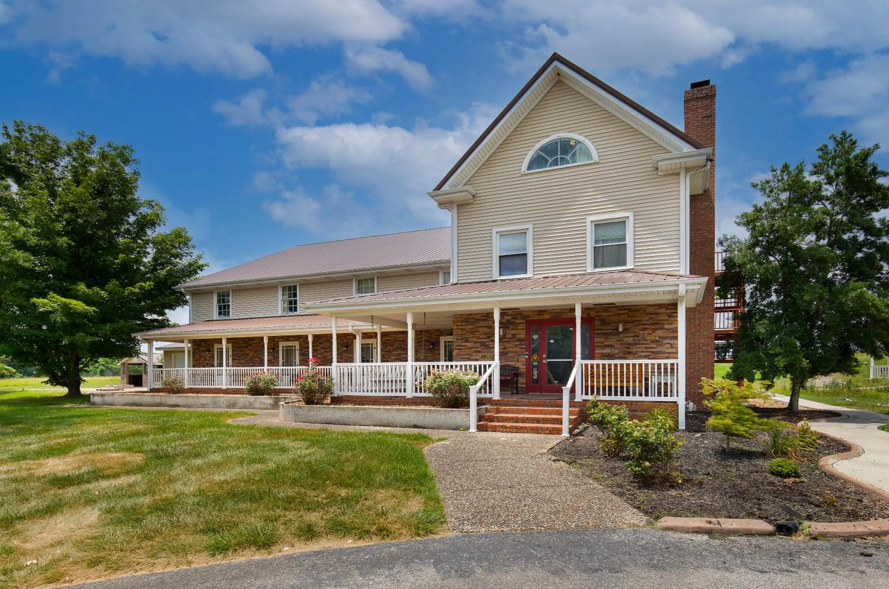 Property building in Four Seasons Country Inn