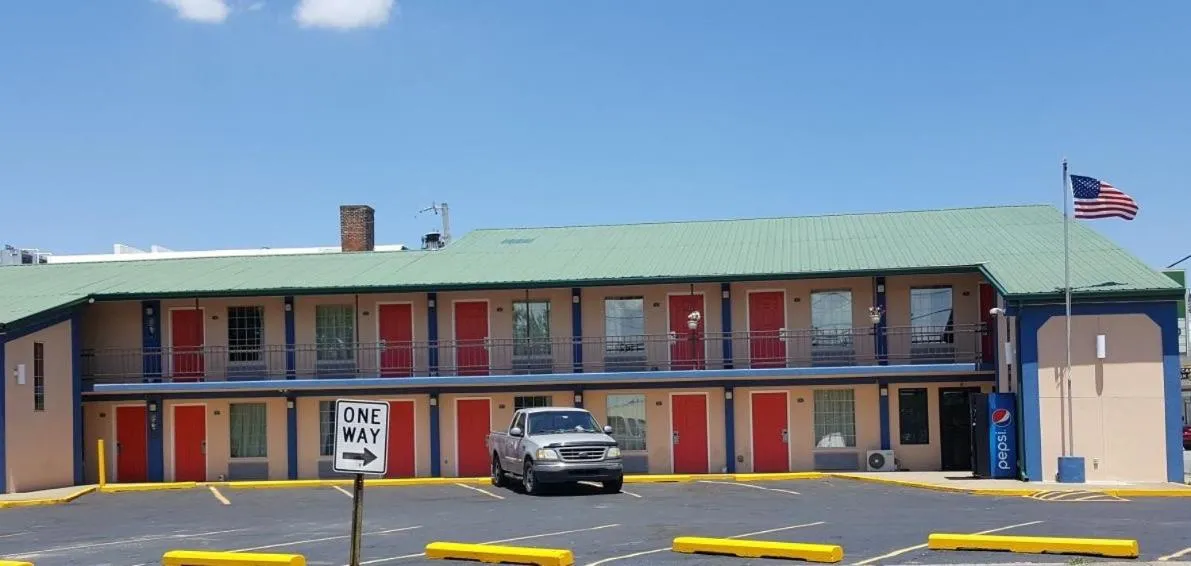 Property building in Budget Inn - Washington