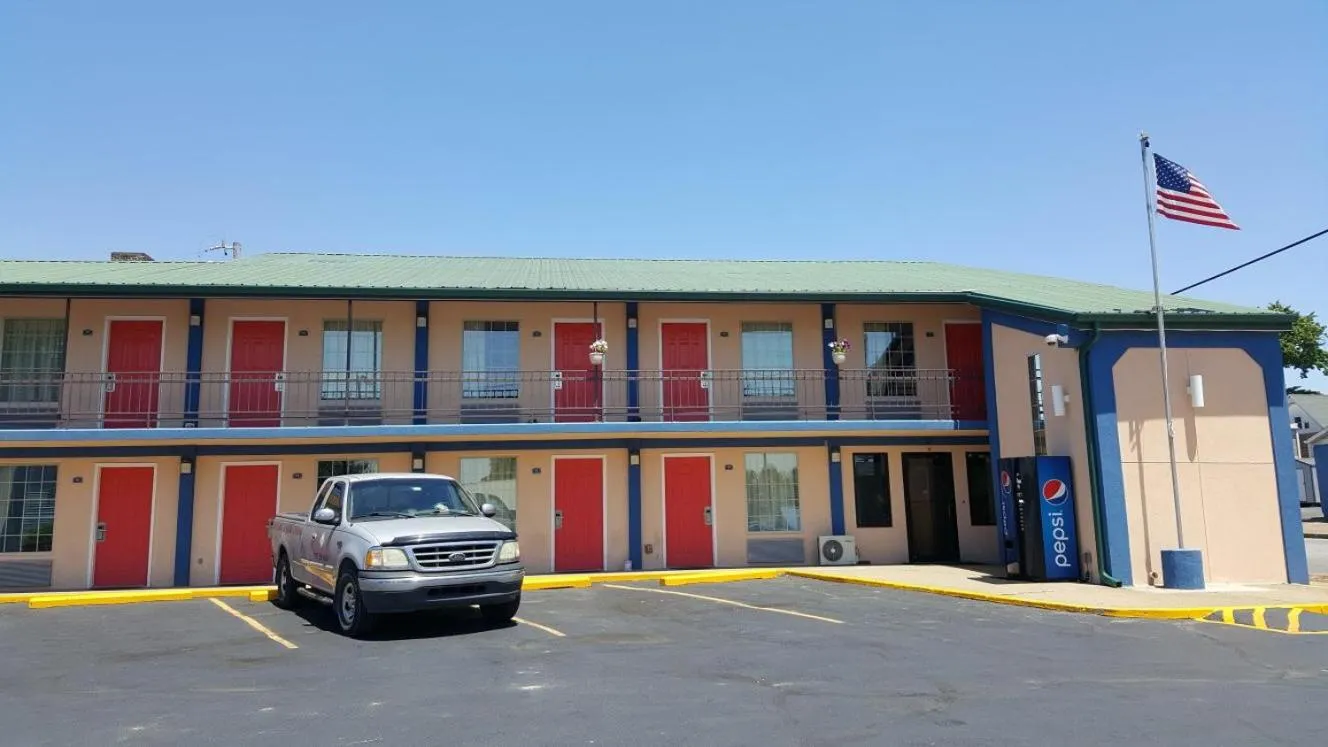 Property building in Budget Inn - Washington