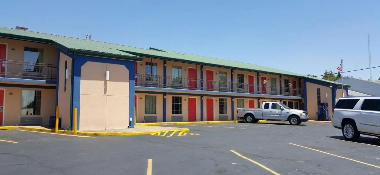 Property building in Budget Inn - Washington