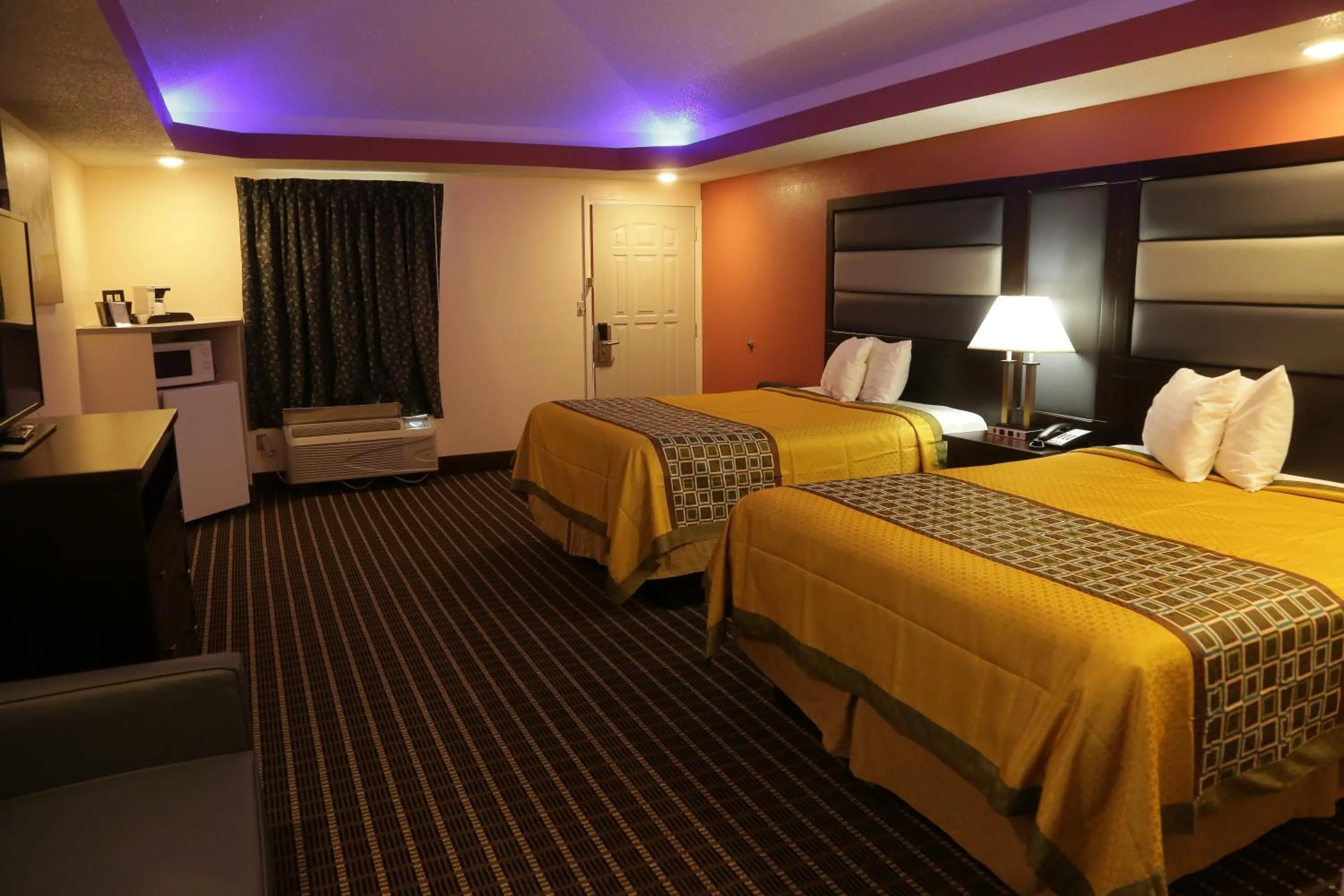 Bed in Budget Inn - Washington