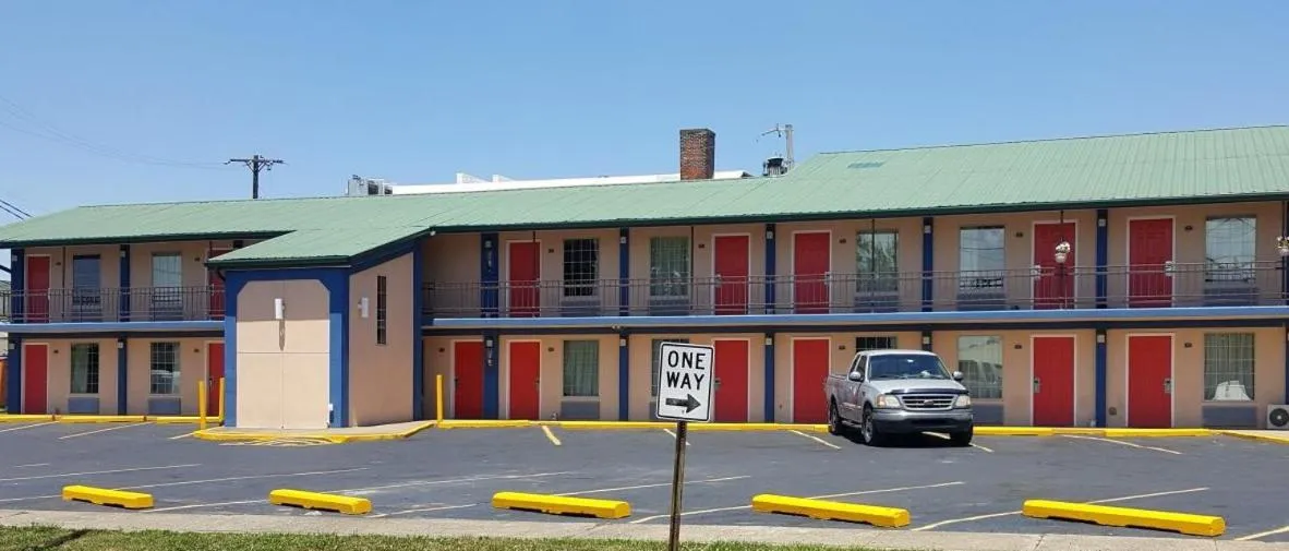 Property building in Budget Inn - Washington