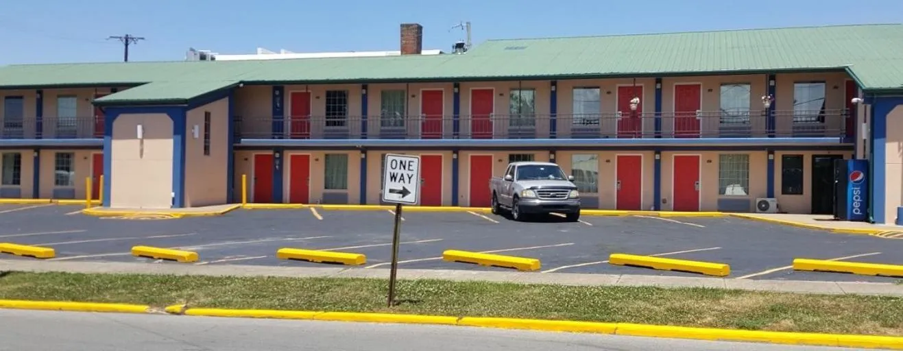 Property building in Budget Inn - Washington