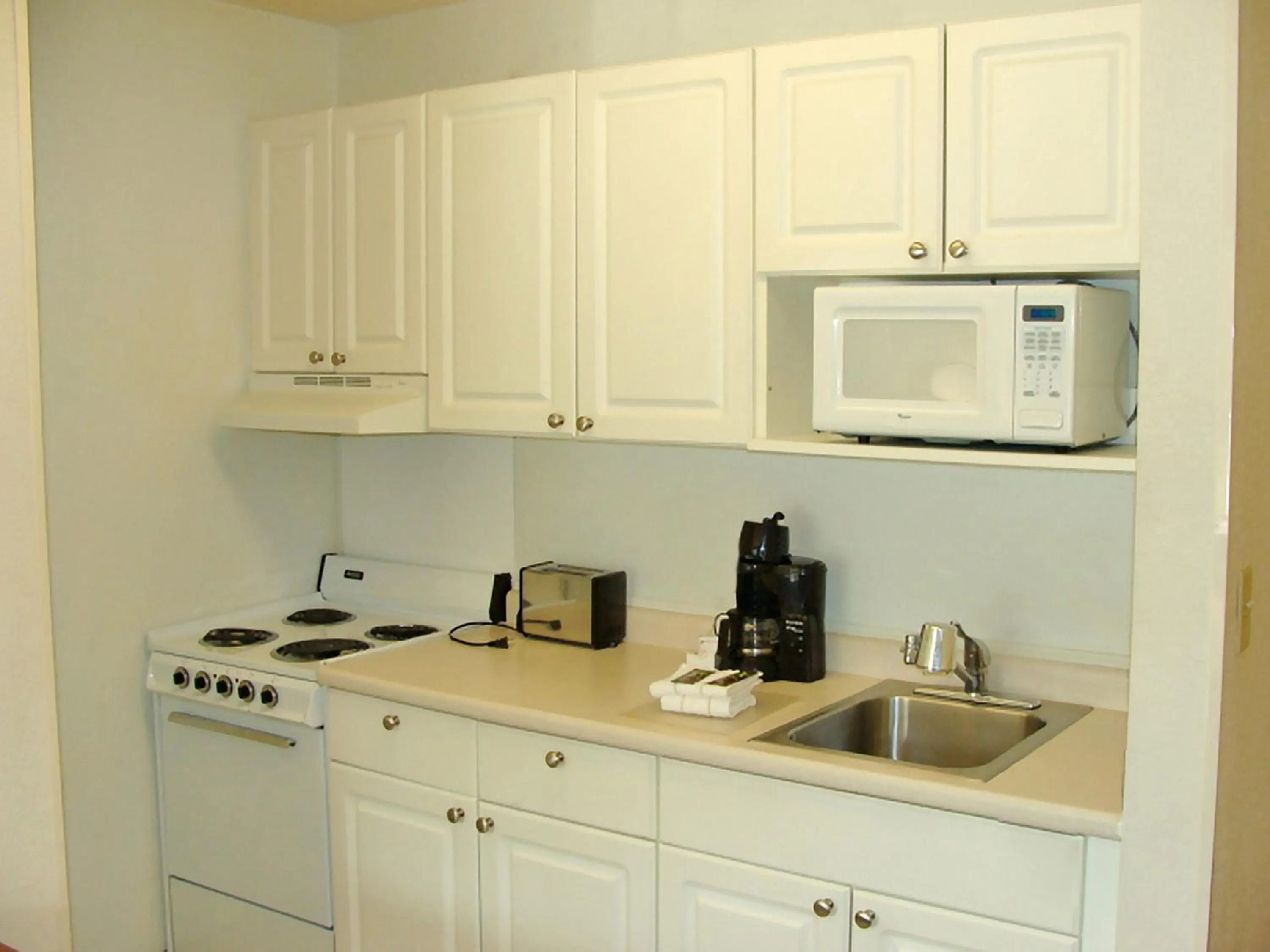 Kitchen or kitchenette in Suburban Studios Copley Akron West