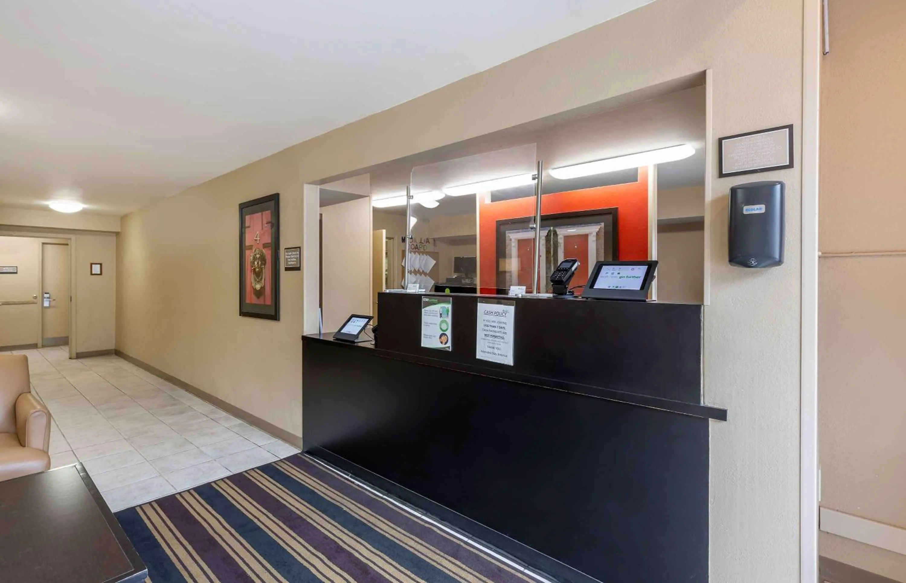 Lobby or reception in Suburban Studios Copley Akron West