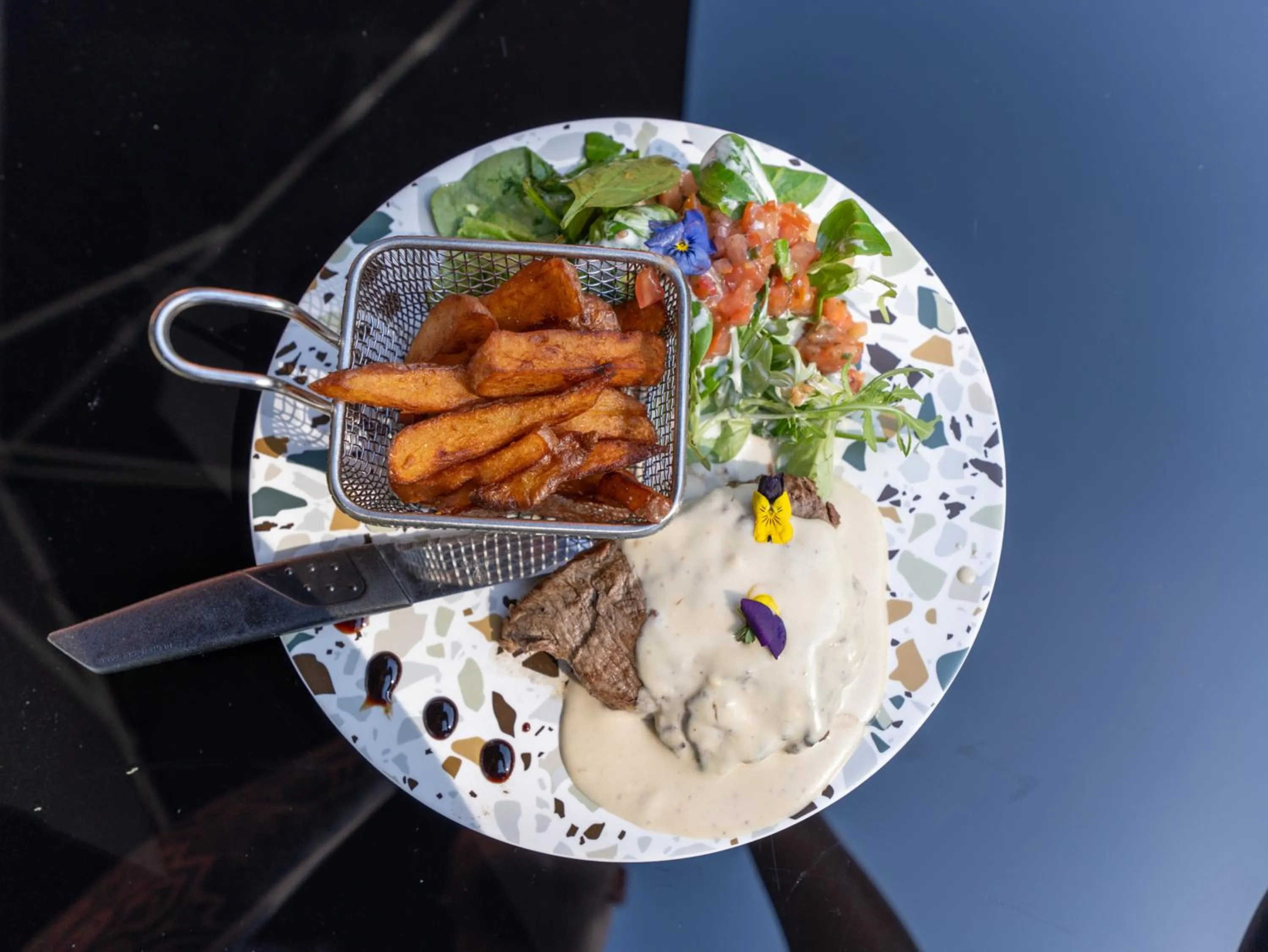 Restaurant/places to eat in Kyriad Lyon Sud Sainte Foy