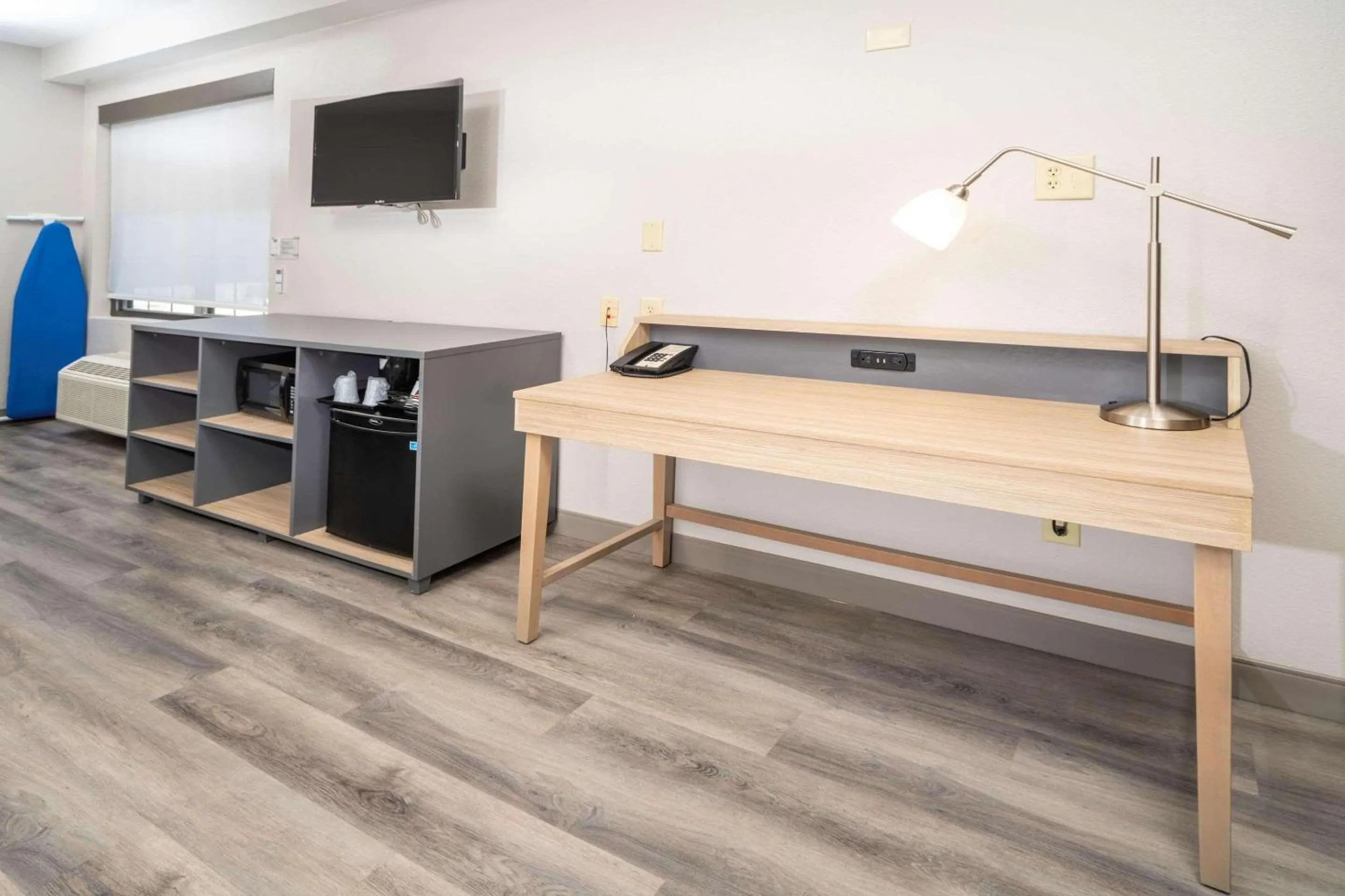 Bedroom in Country Inn & Suites by Radisson, Stone Mountain, GA