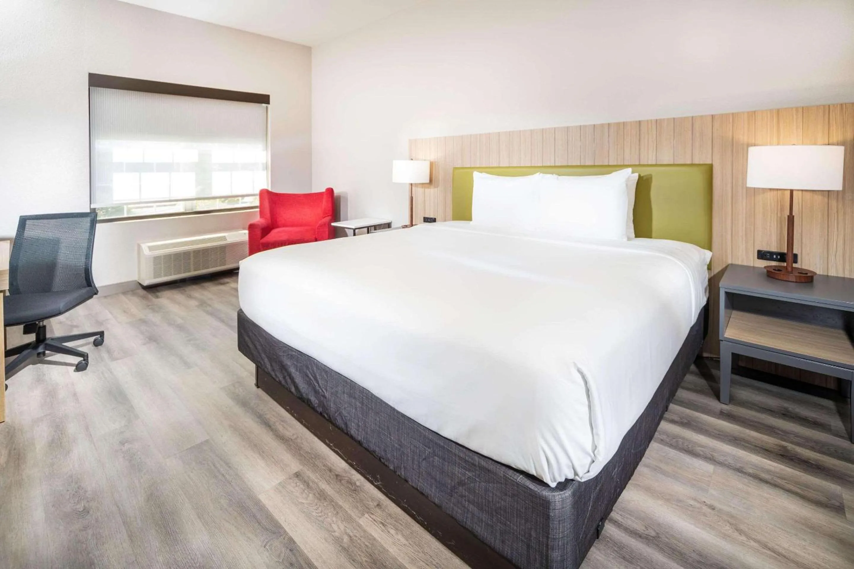 Bedroom, Bed in Country Inn & Suites by Radisson, Stone Mountain, GA