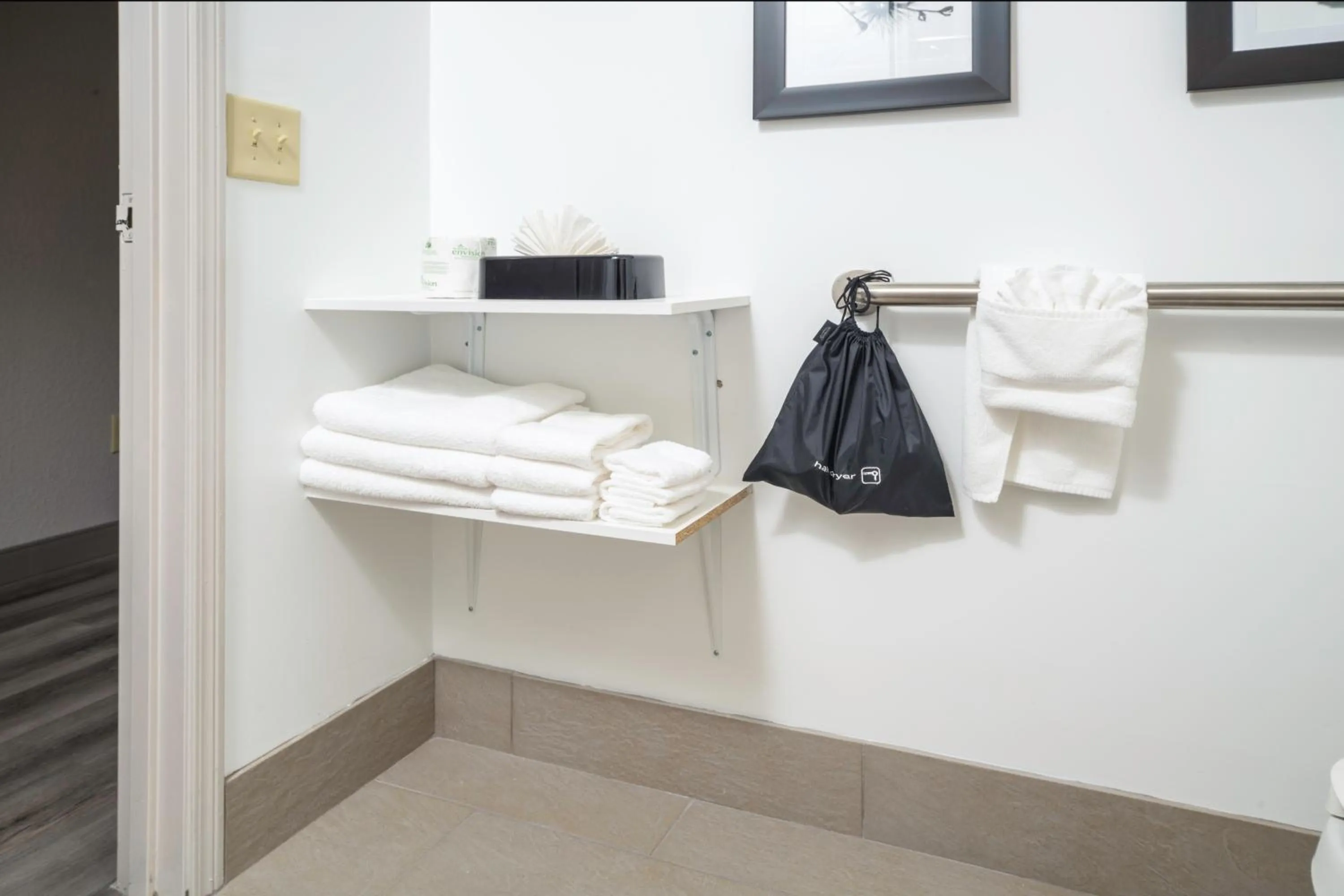 Bathroom in Country Inn & Suites by Radisson, Stone Mountain, GA