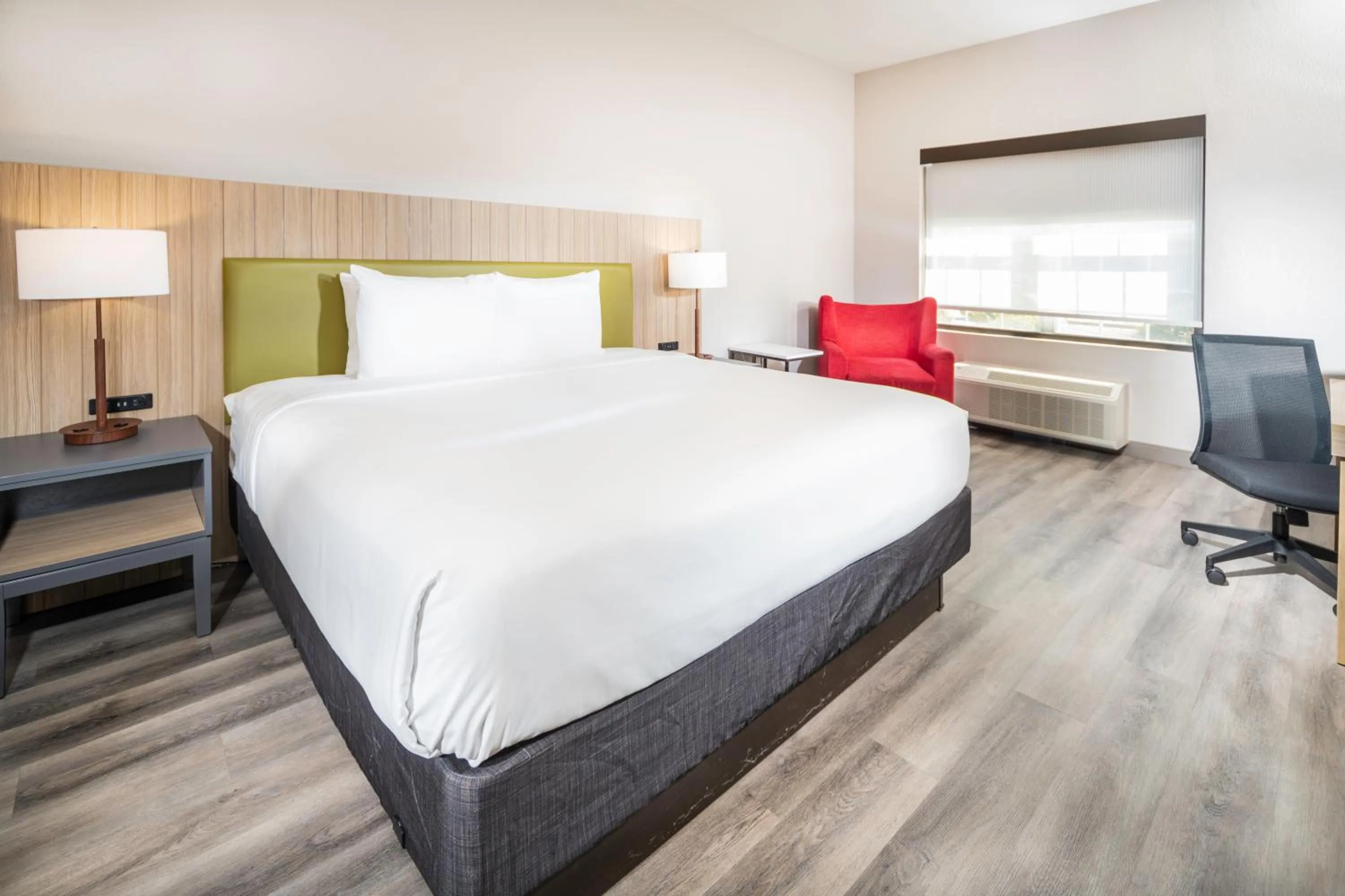 Bed in Country Inn & Suites by Radisson, Stone Mountain, GA