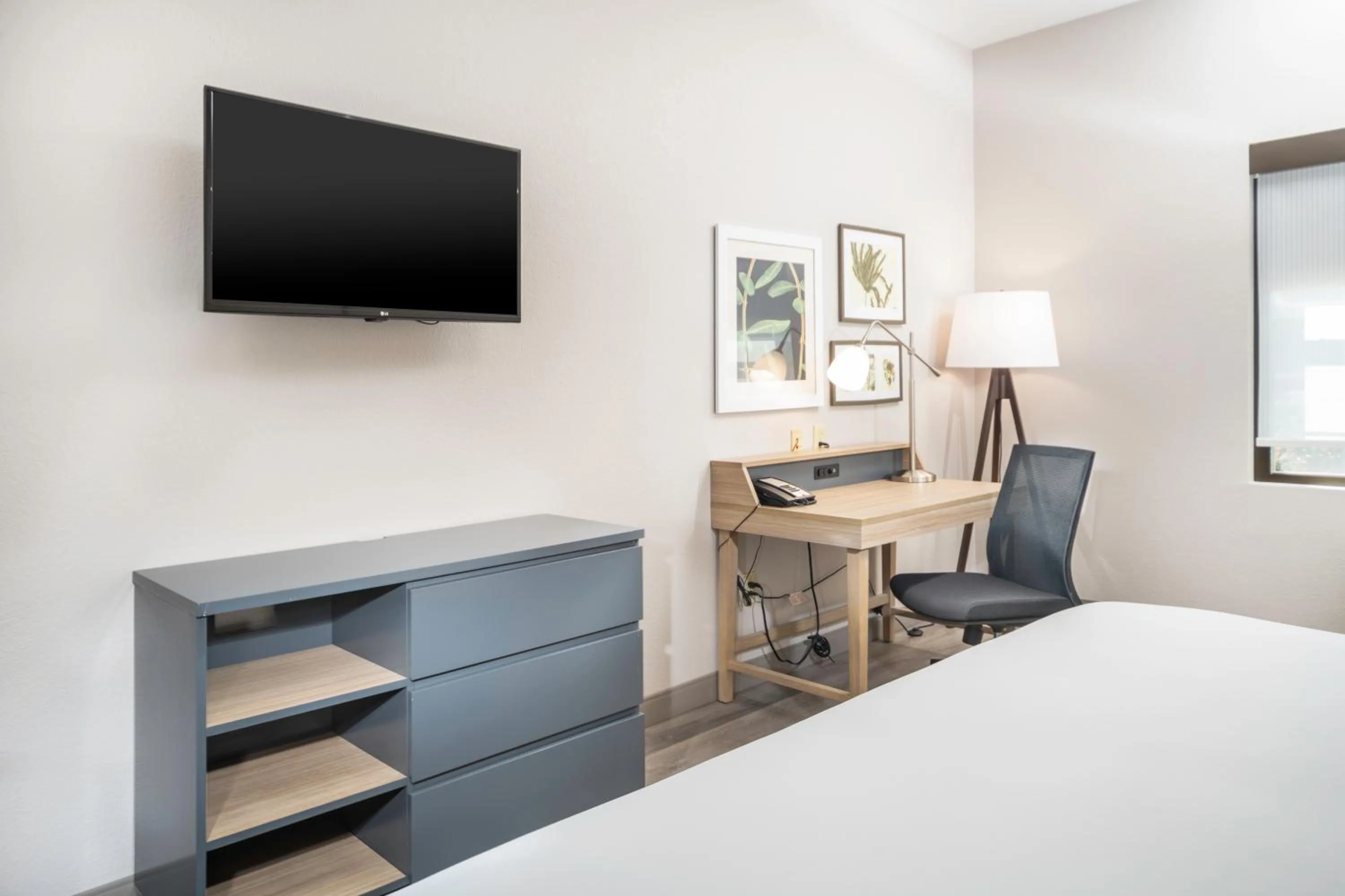 Bed in Country Inn & Suites by Radisson, Stone Mountain, GA