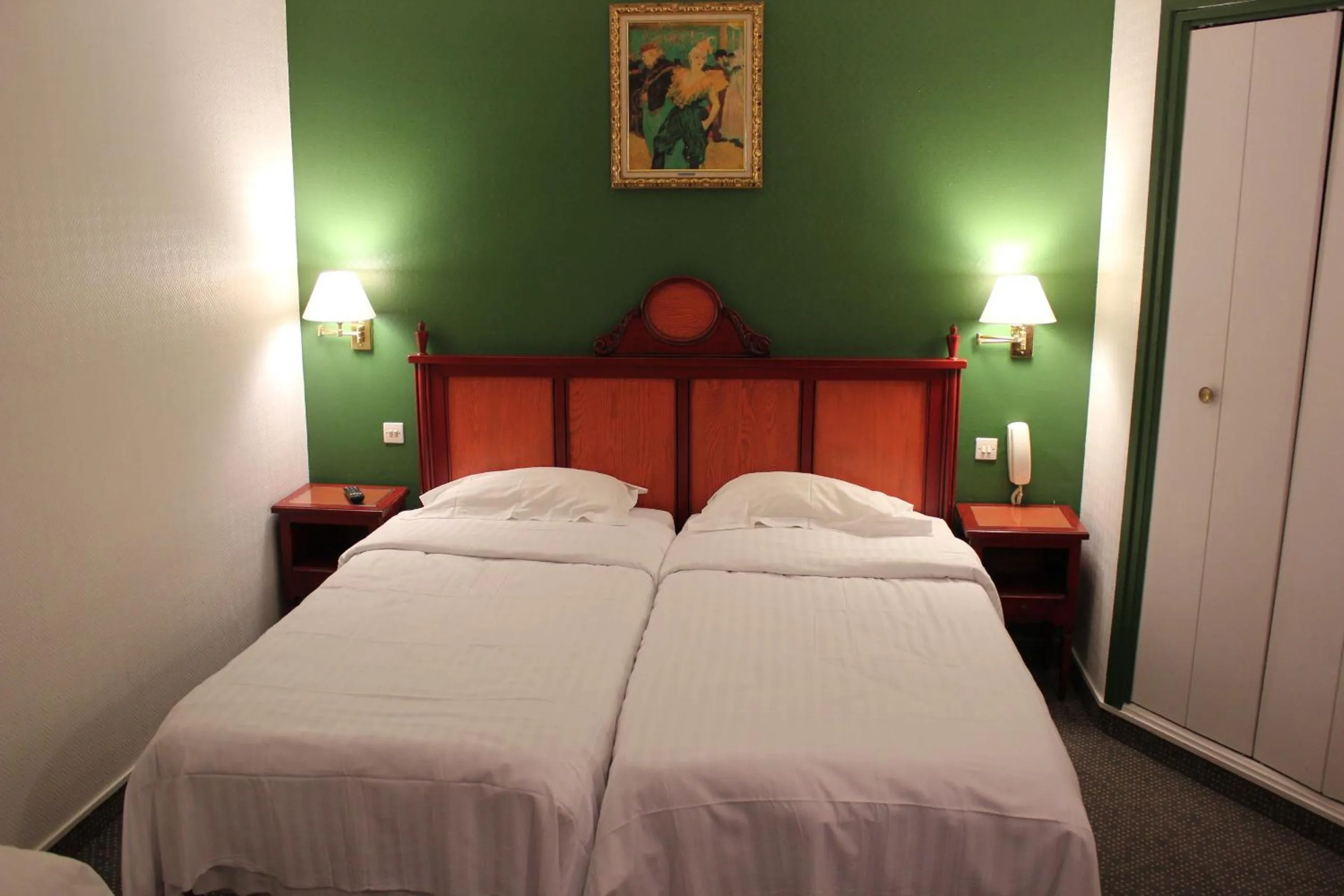 Photo of the whole room, Bed in Metropol