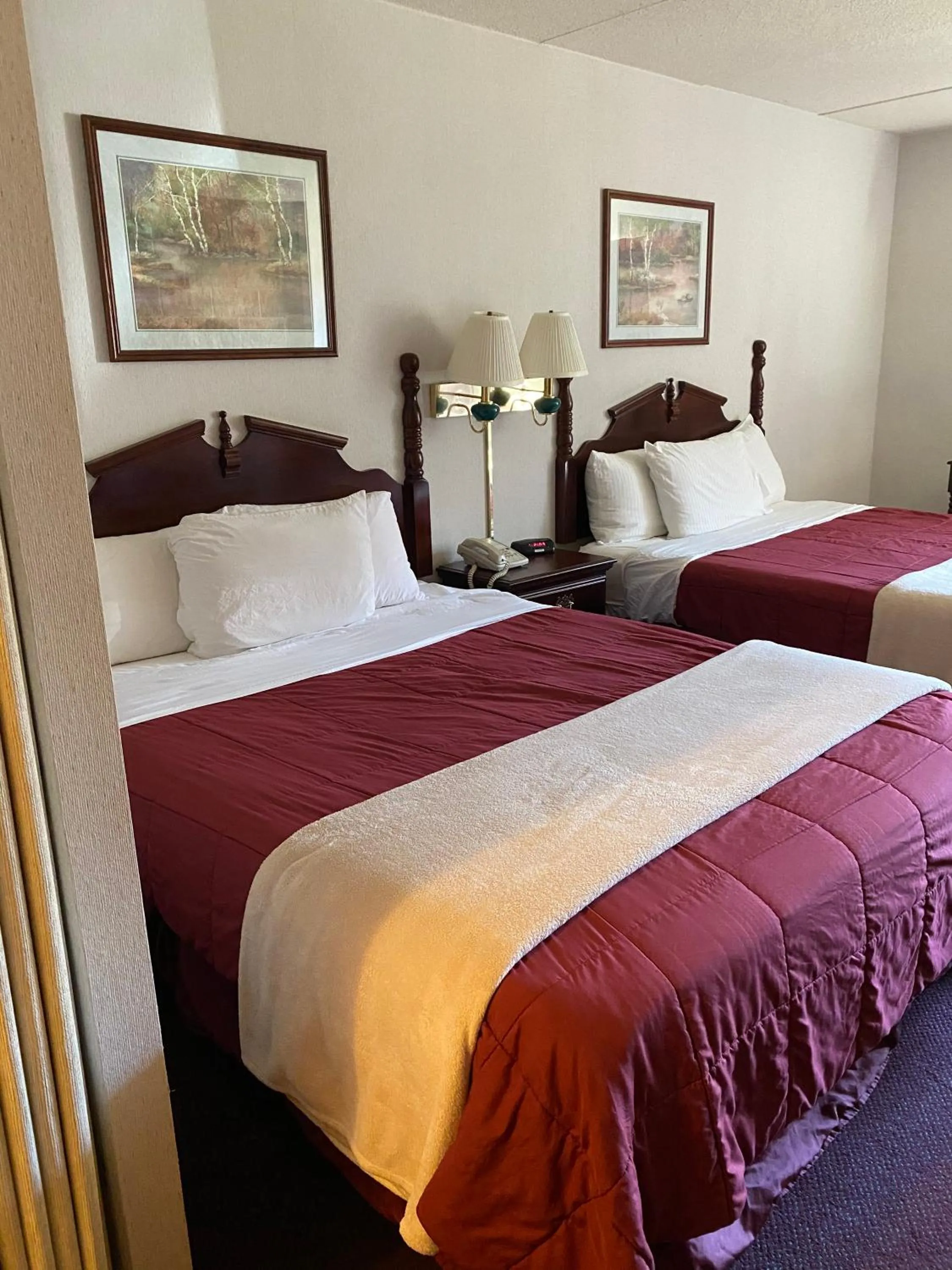 Bed in Voyageur Inn and Conference Center