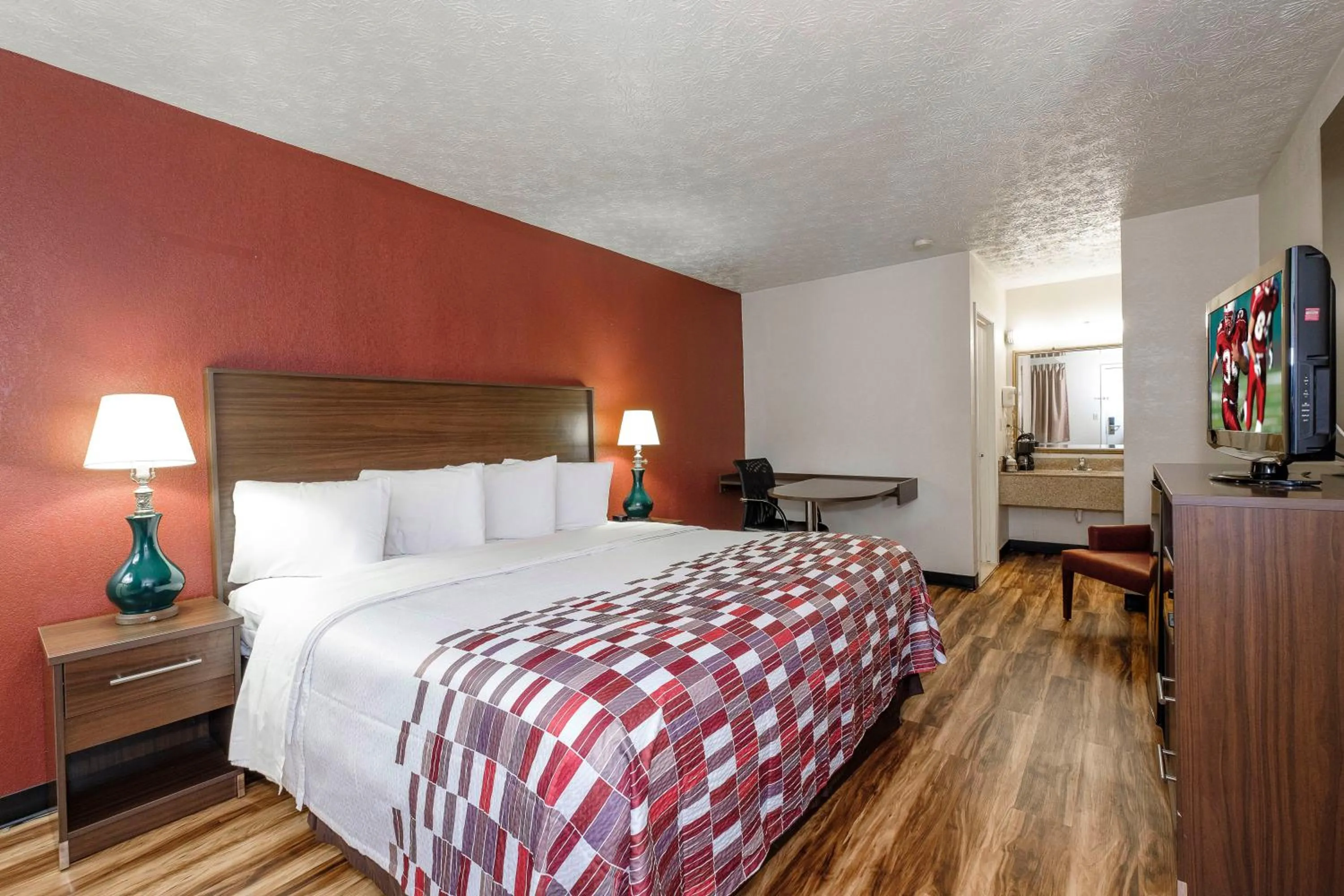 Photo of the whole room, Bed in Red Roof Inn Edgewood