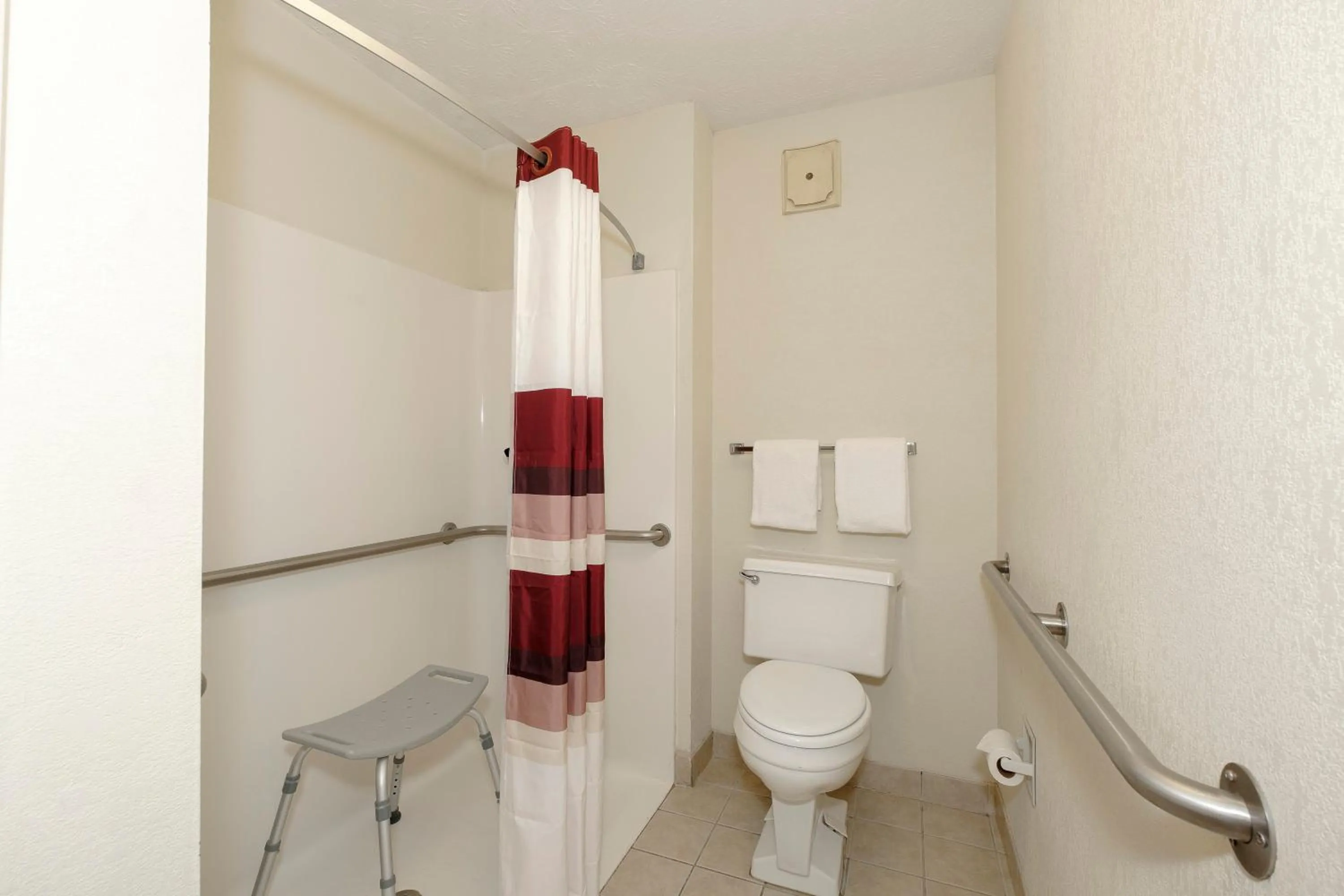 Bathroom in Red Roof Inn Edgewood