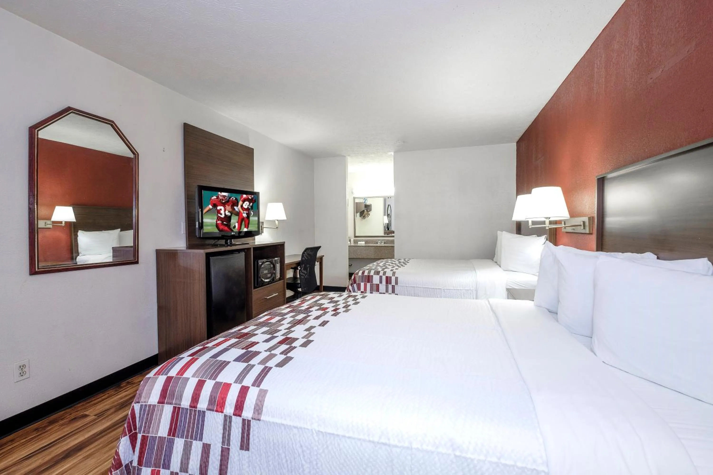 Photo of the whole room, Bed in Red Roof Inn Edgewood