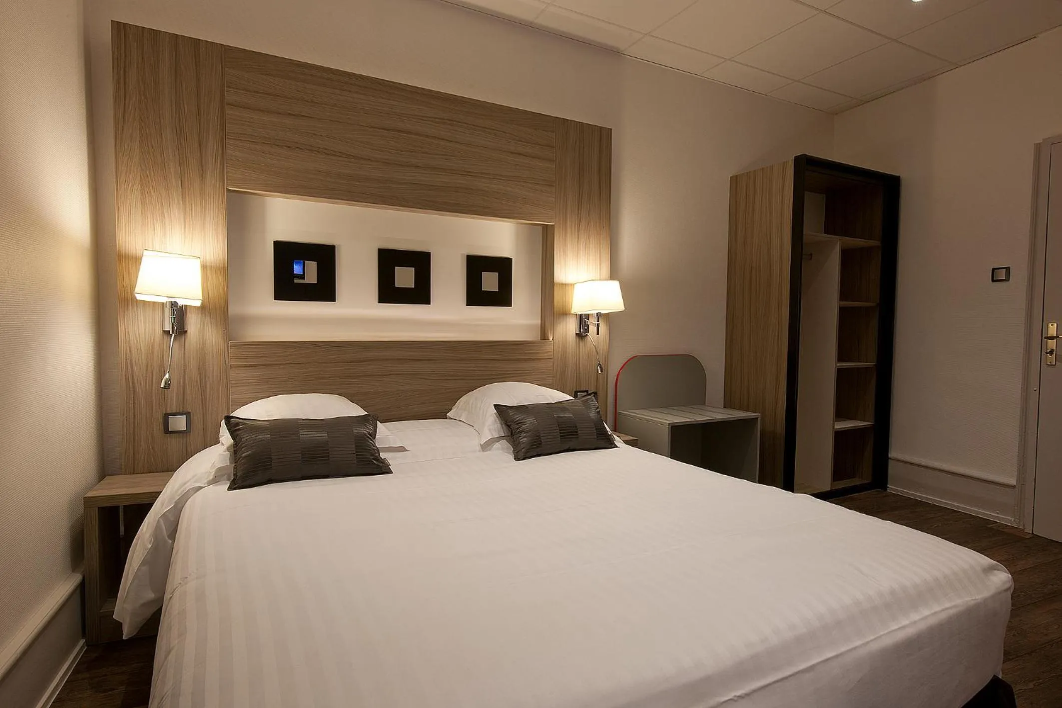 Bedroom, Bed in Hôtel le Grillon