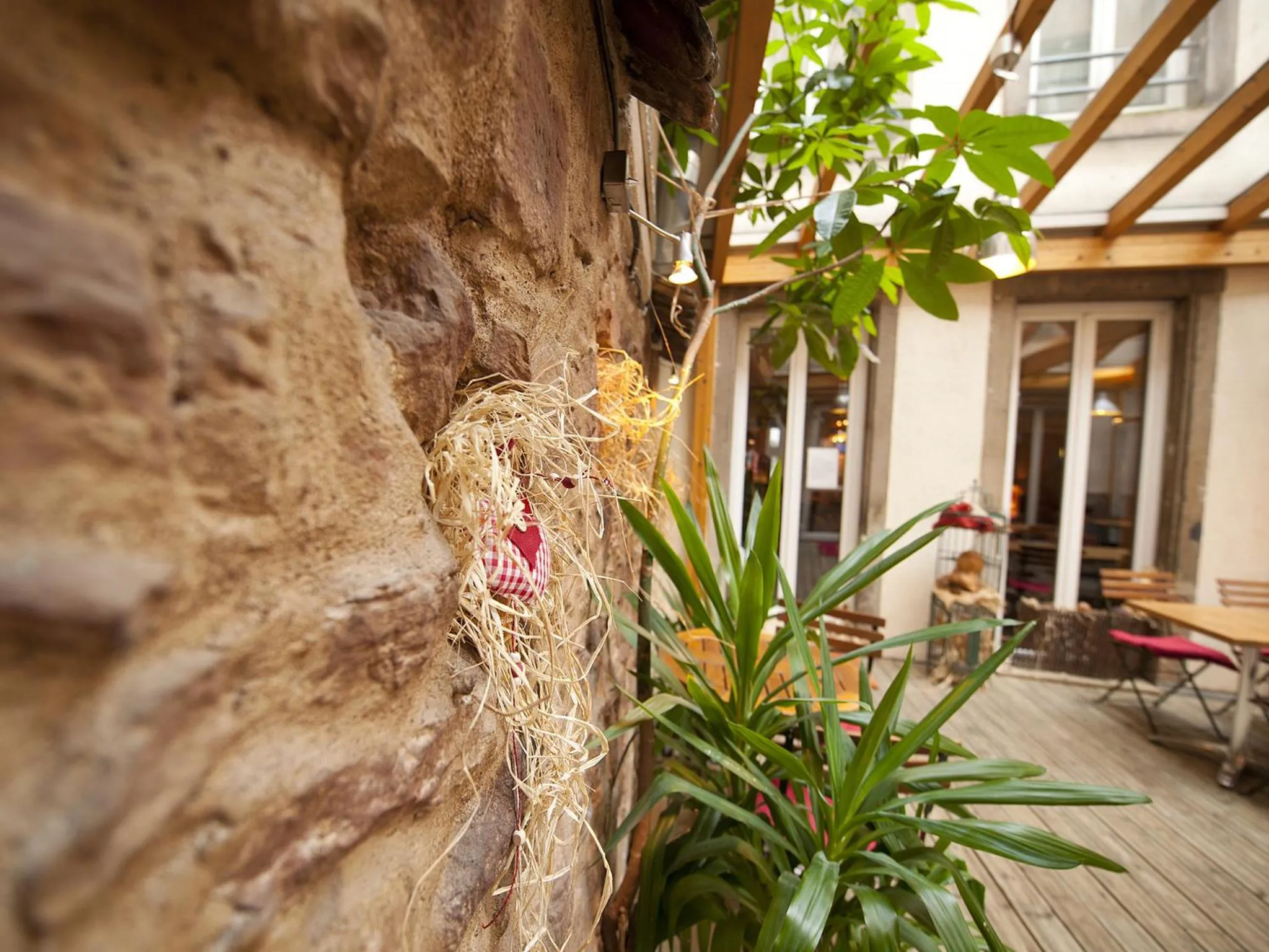Patio in Hôtel le Grillon