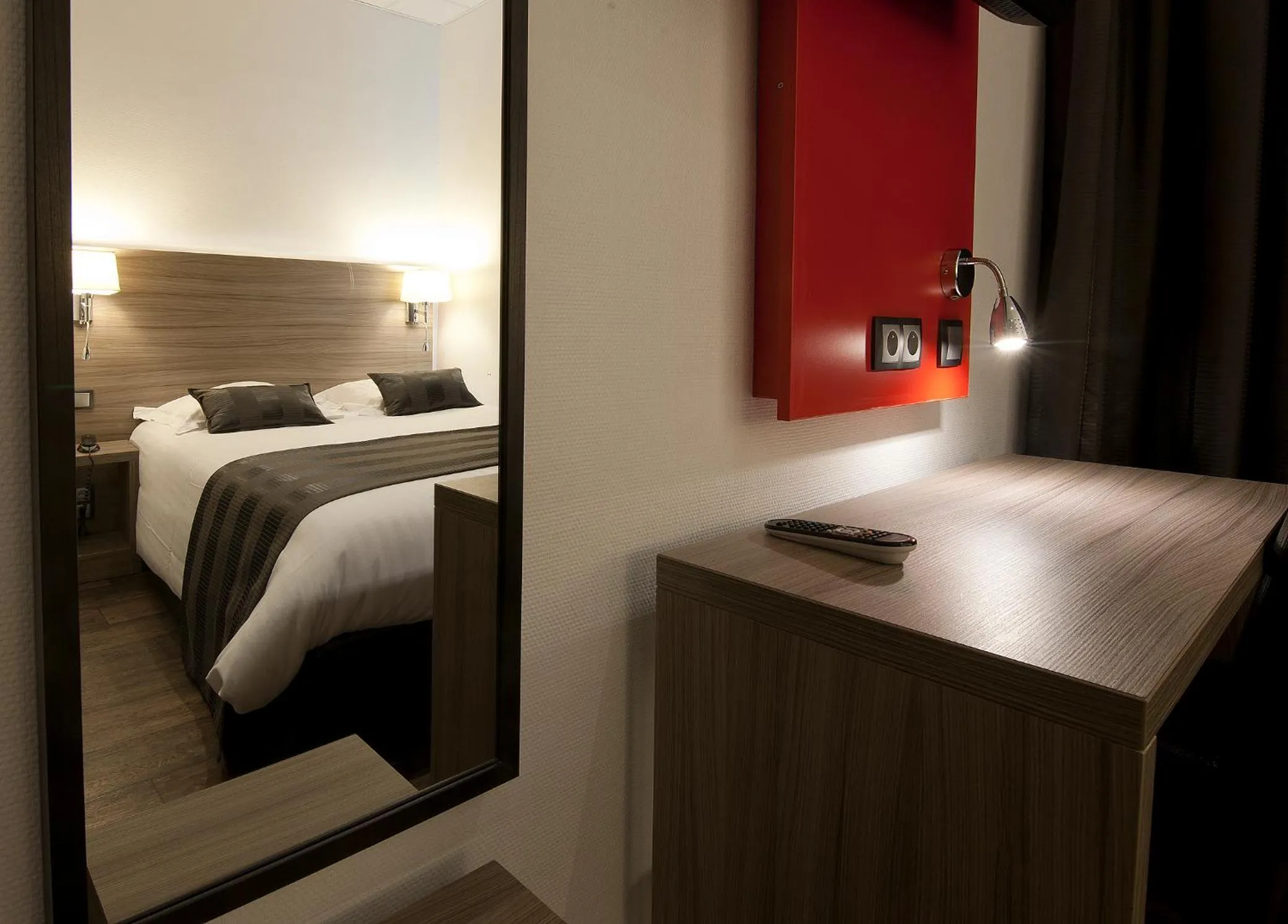 Bedroom, Bed in Hôtel le Grillon