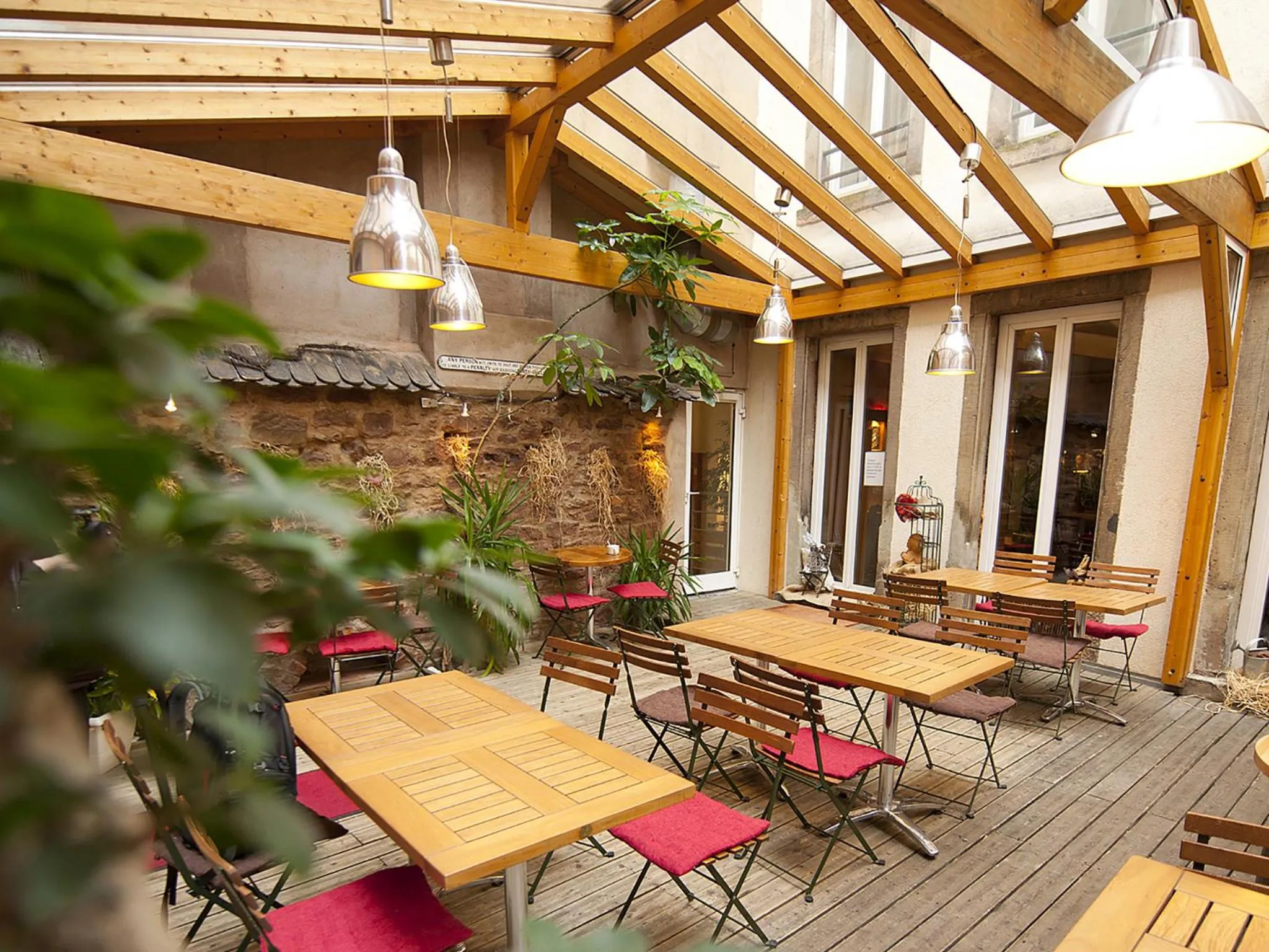 Patio in Hôtel le Grillon