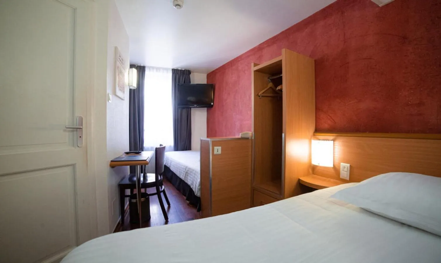 Bed in Hôtel le Grillon