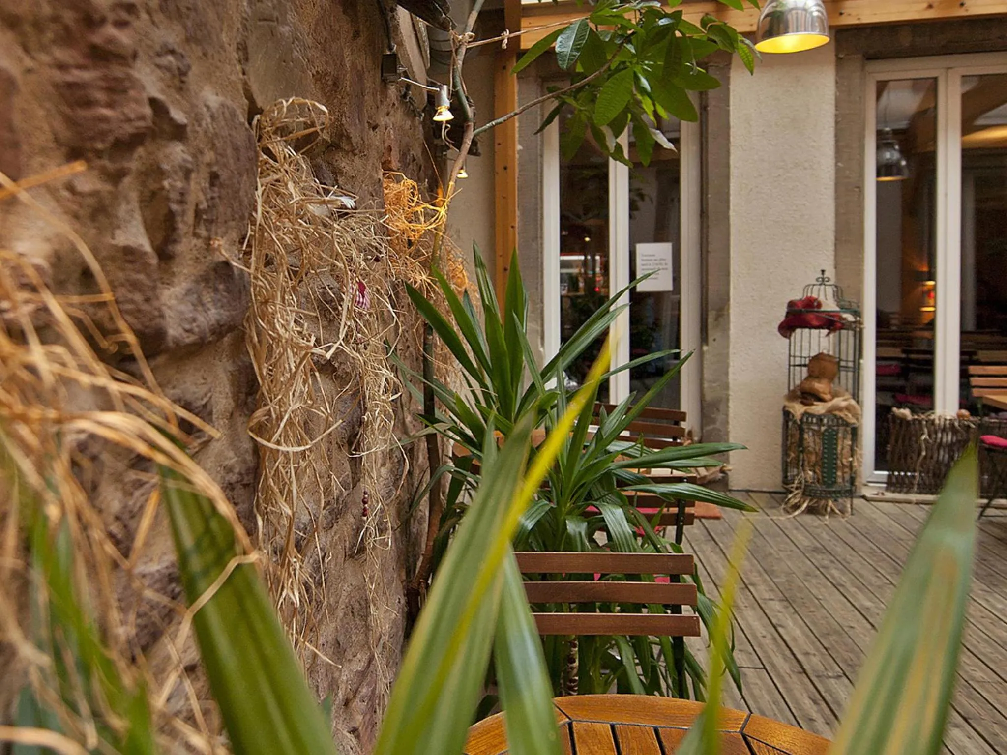 Patio in Hôtel le Grillon