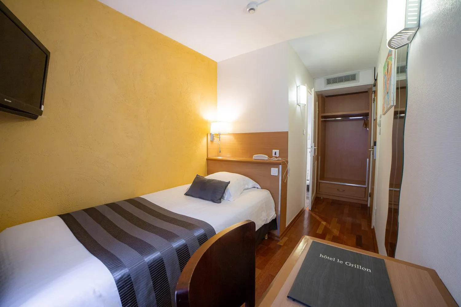 Bed in Hôtel le Grillon