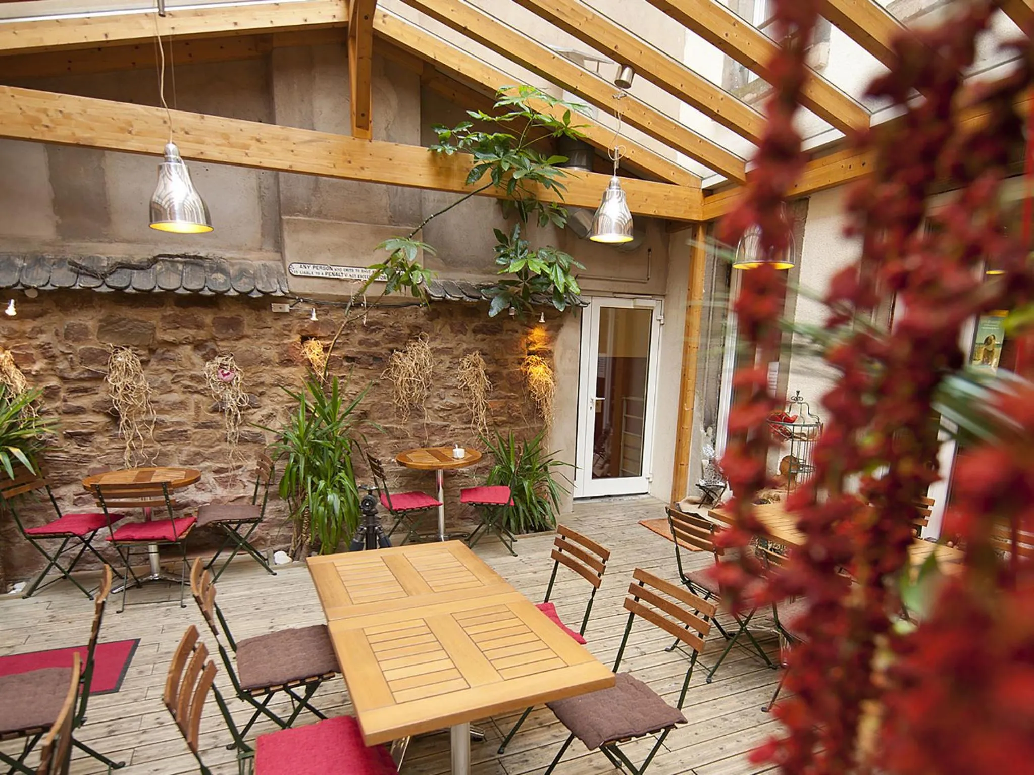 Patio in Hôtel le Grillon
