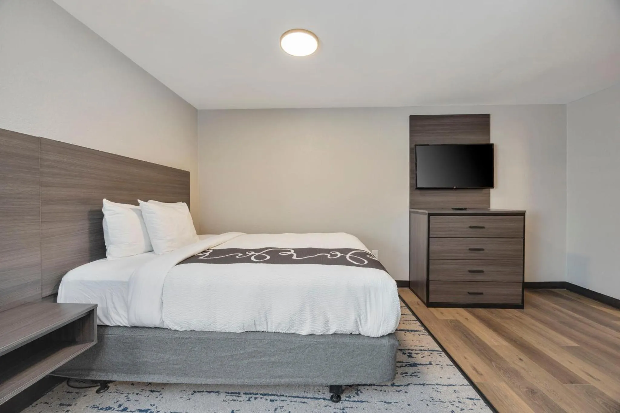 Bedroom, Bed in HomeStay Suites