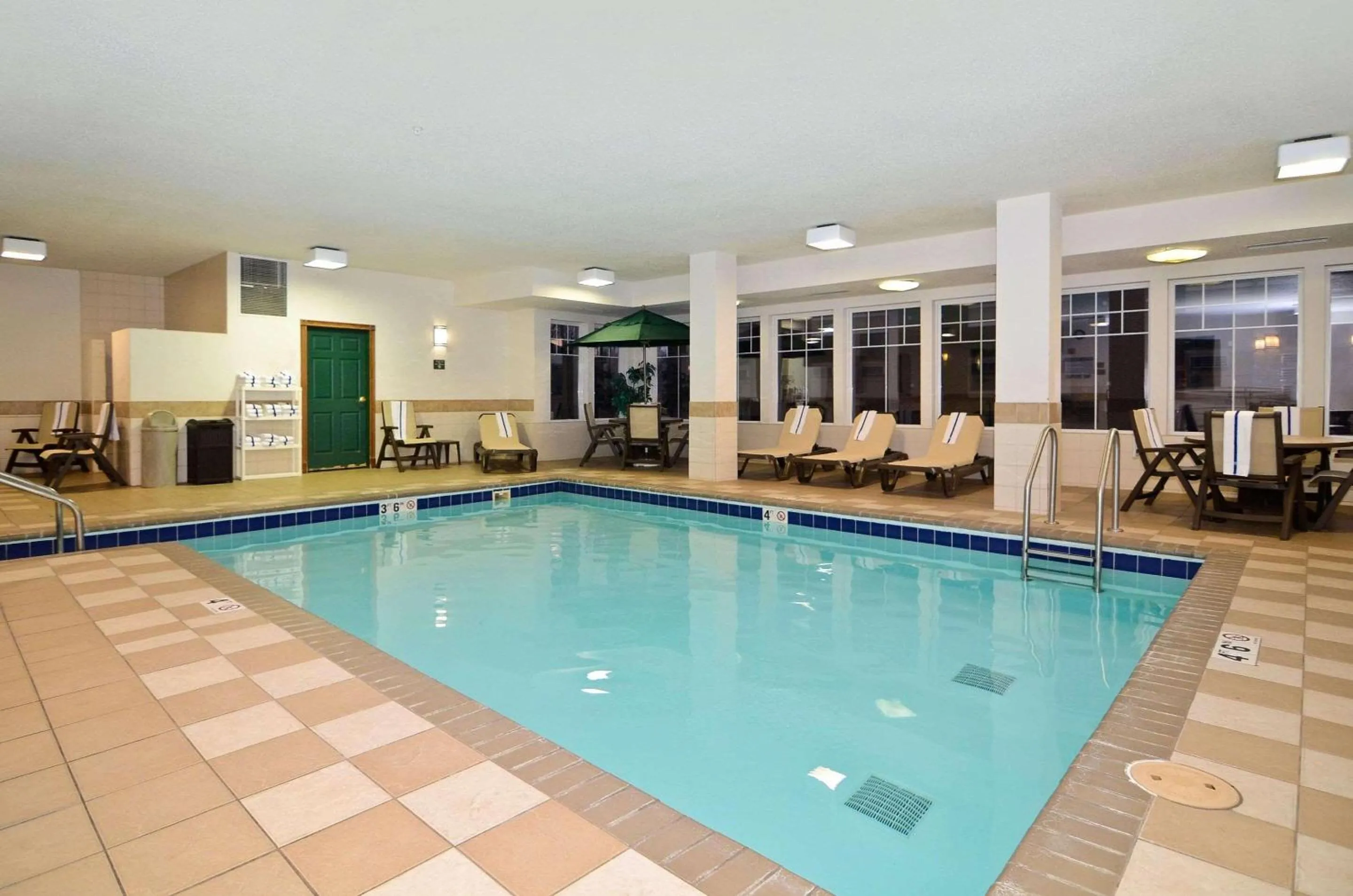 Swimming pool in Country Inn & Suites by Radisson, Stevens Point, WI