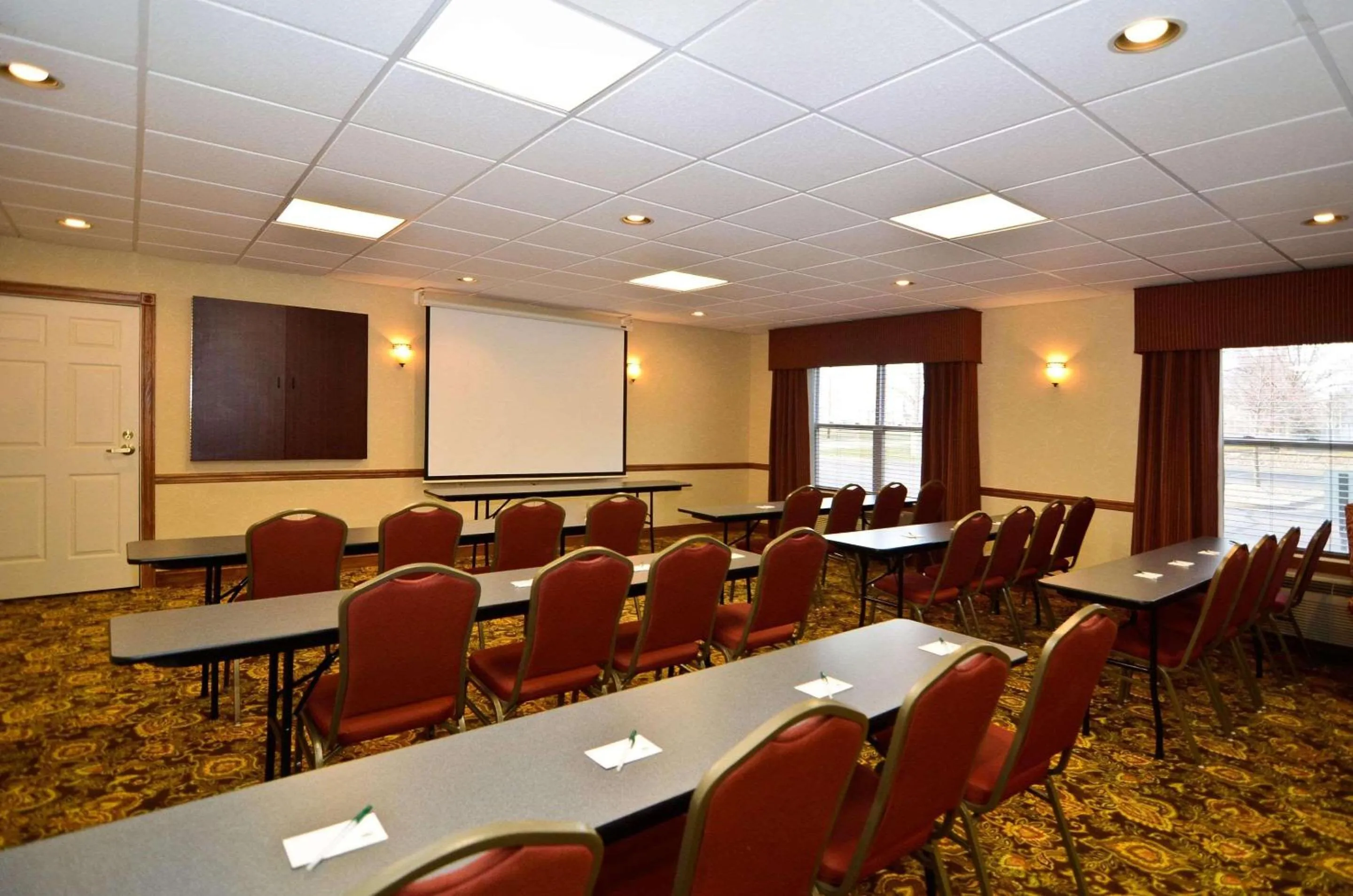 Meeting/conference room in Country Inn & Suites by Radisson, Stevens Point, WI