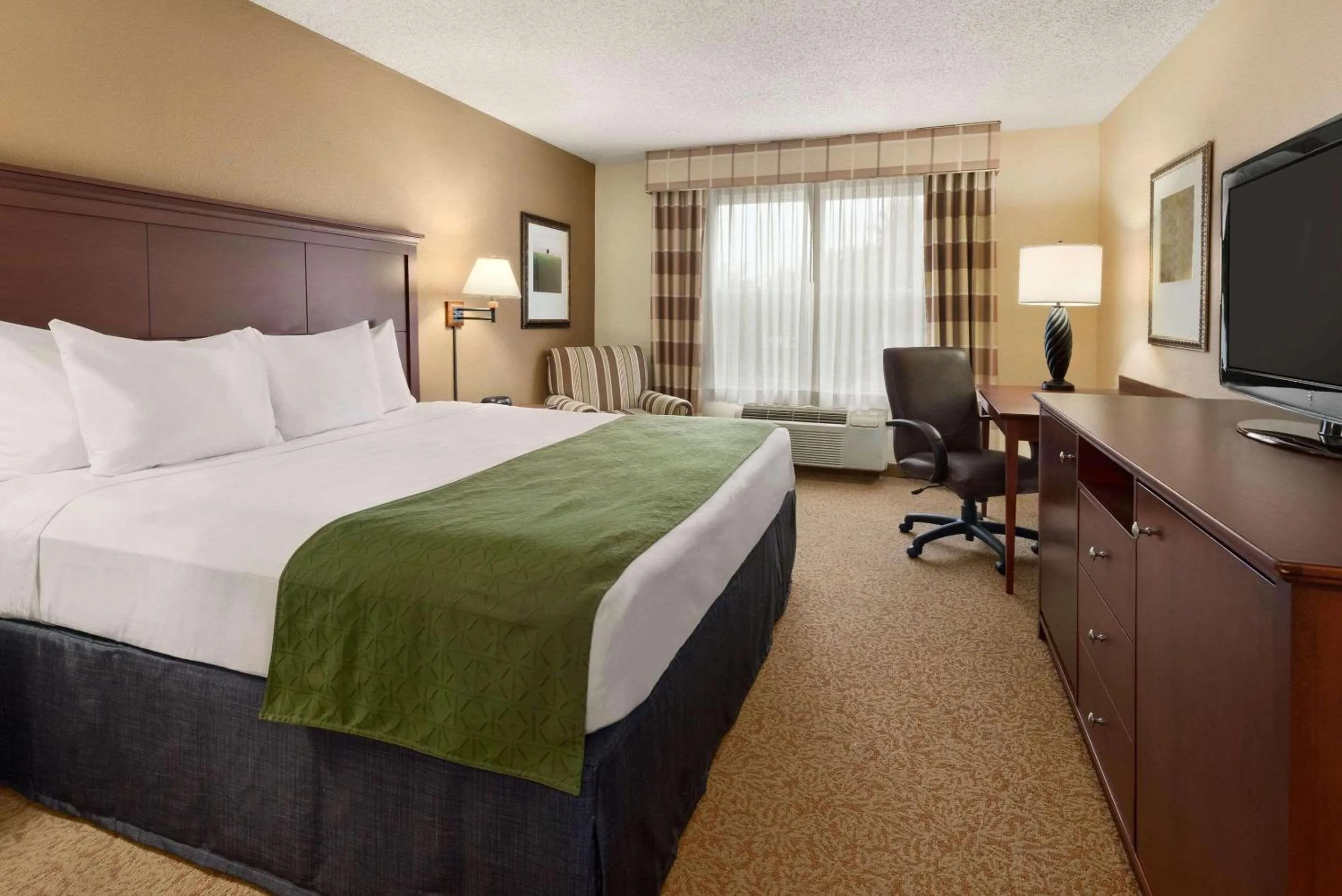 Bedroom, Bed in Country Inn & Suites by Radisson, Stevens Point, WI